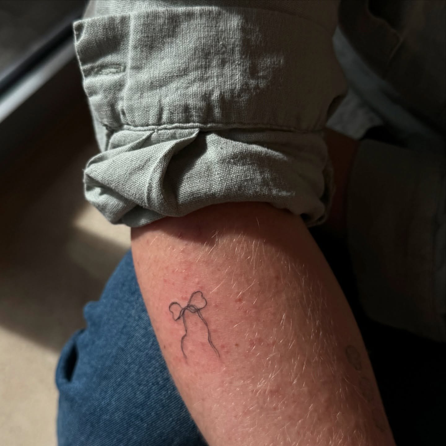 Tatuaje de diseño en antebrazo, línea fina Sinkply Madrid