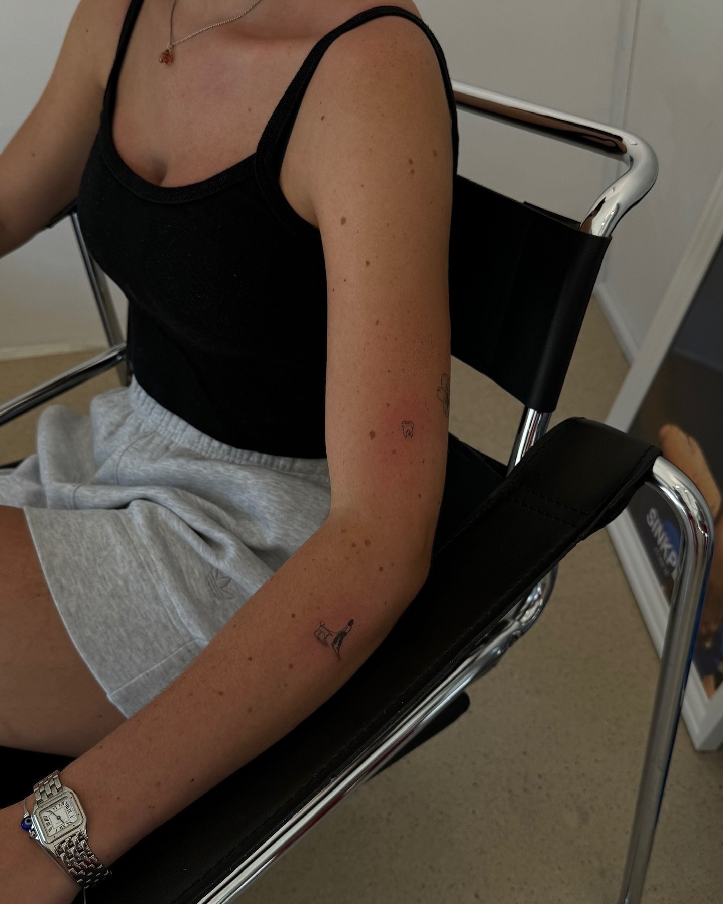 Tatuaje de diseño en antebrazo, línea fina Sinkply Madrid