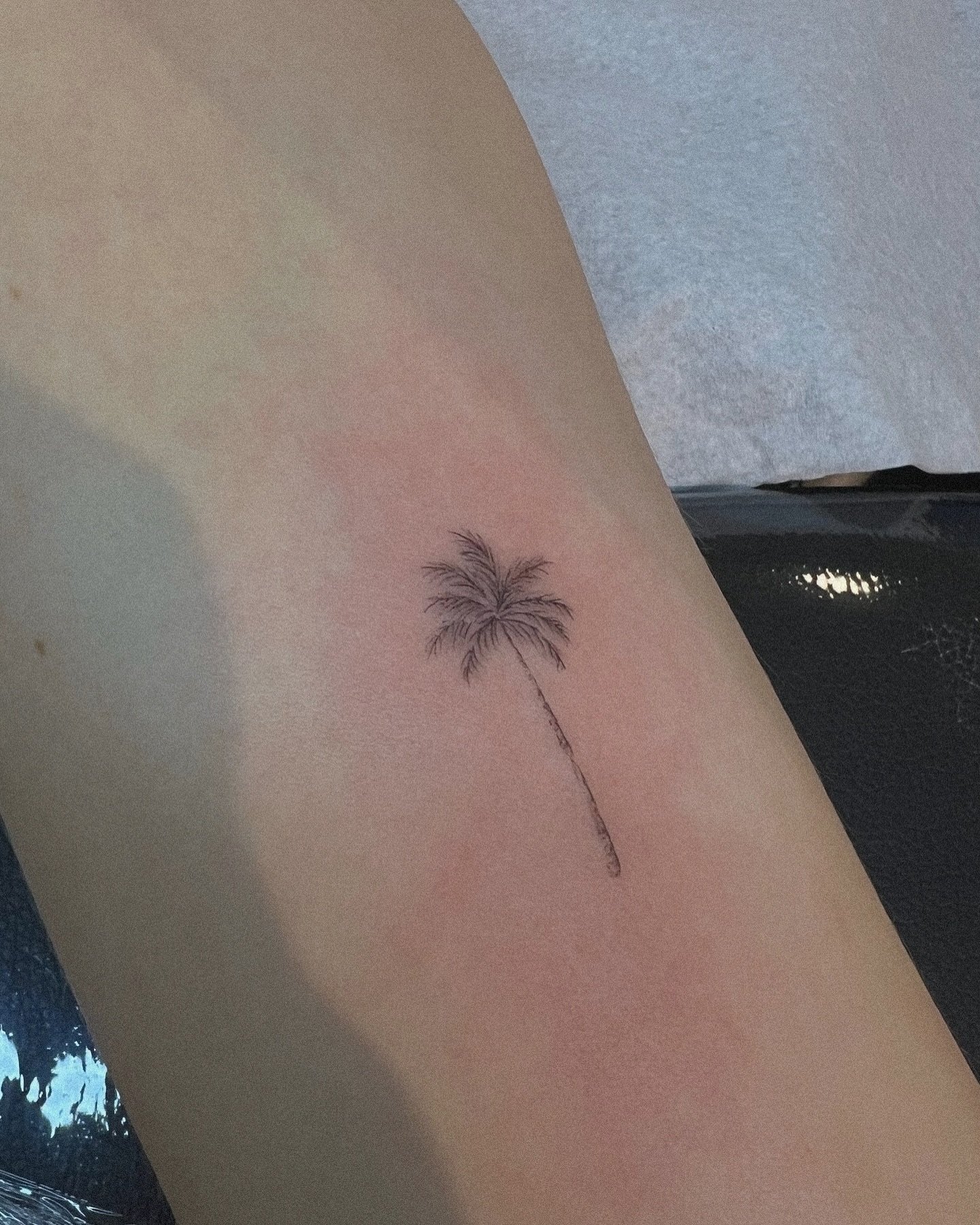 Tatuaje de diseño en antebrazo, línea fina Sinkply Madrid
