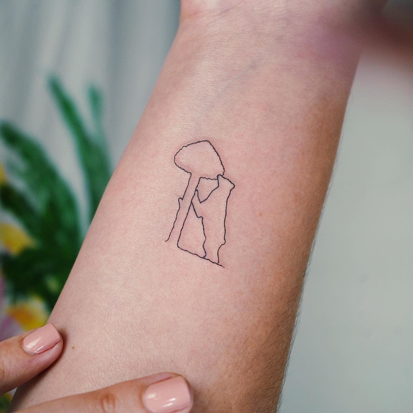 Tatuaje de diseño en antebrazo, línea fina Sinkply Madrid