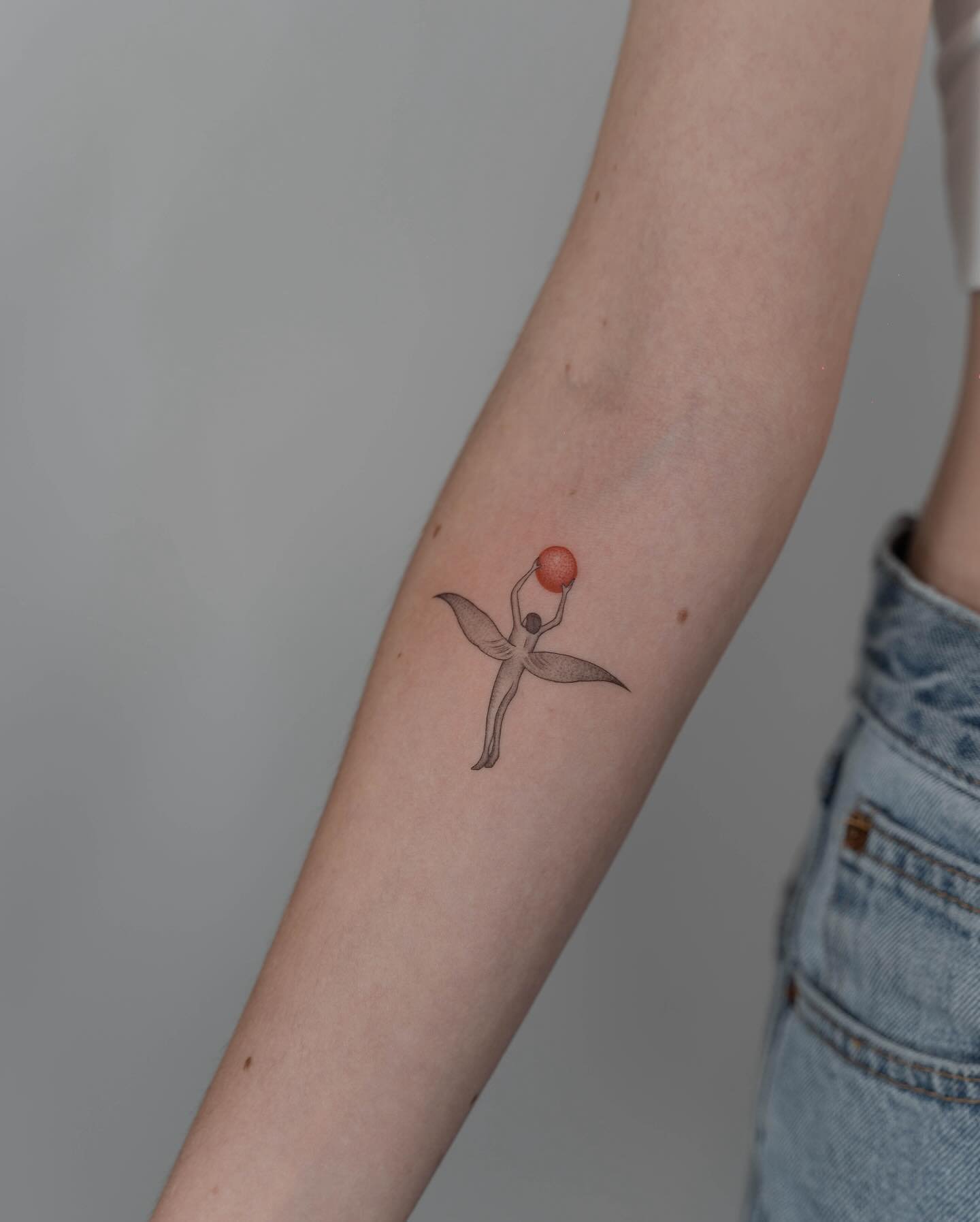 Tatuaje de diseño en antebrazo, línea fina Sinkply Madrid