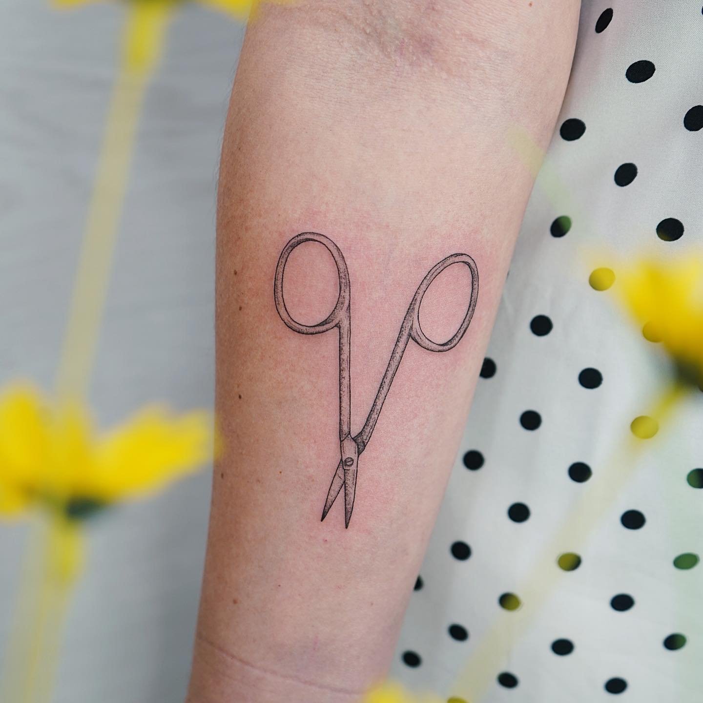 Tatuaje de diseño en antebrazo, línea fina Sinkply Madrid
