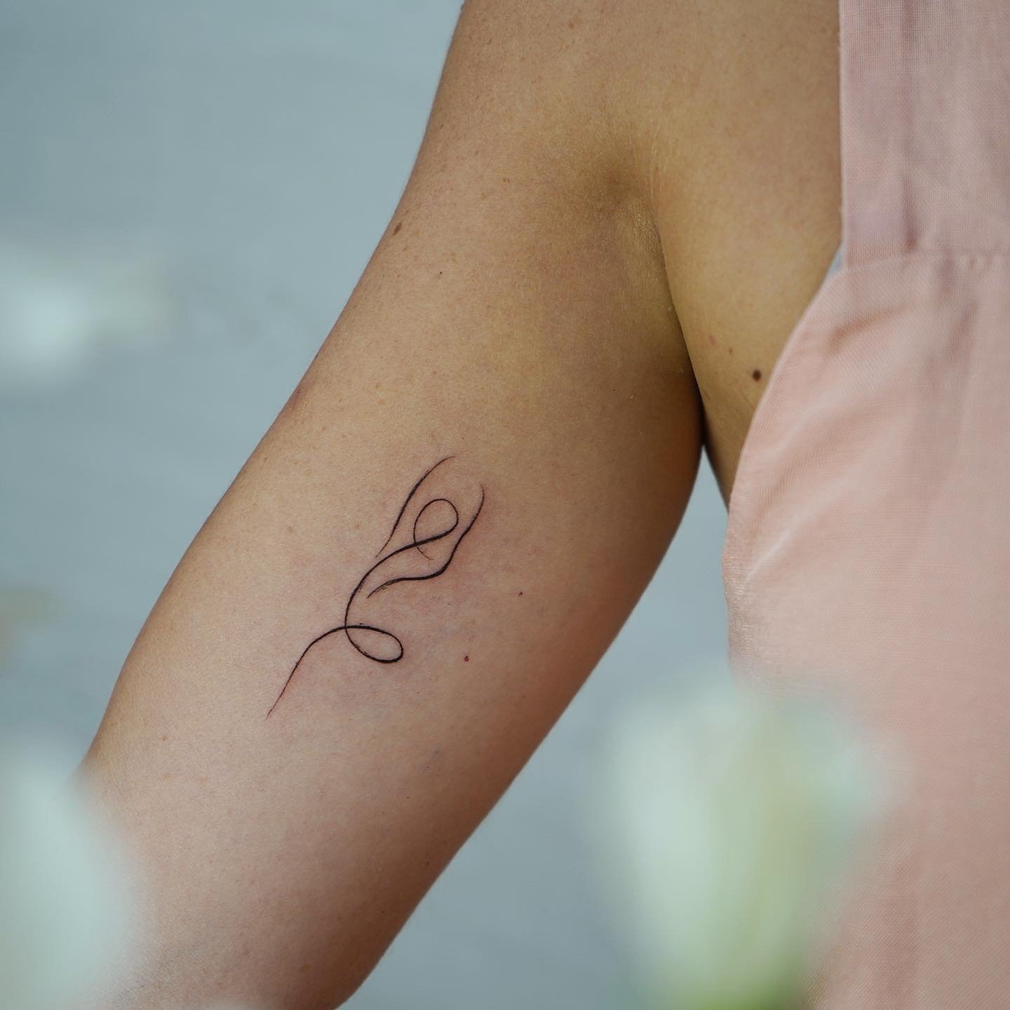 Tatuaje de diseño en antebrazo, línea fina Sinkply Madrid