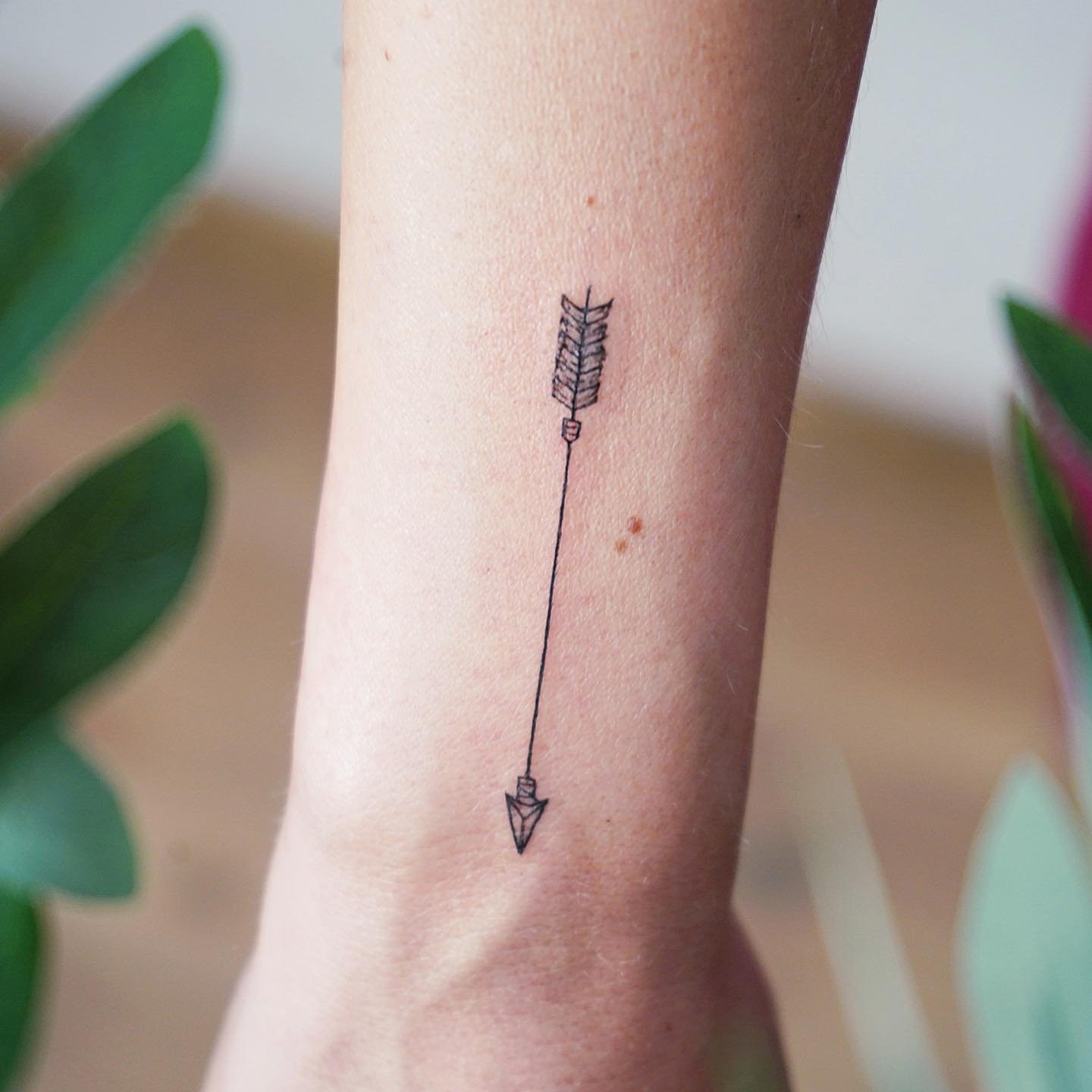Tatuaje de diseño en antebrazo, línea fina Sinkply Madrid