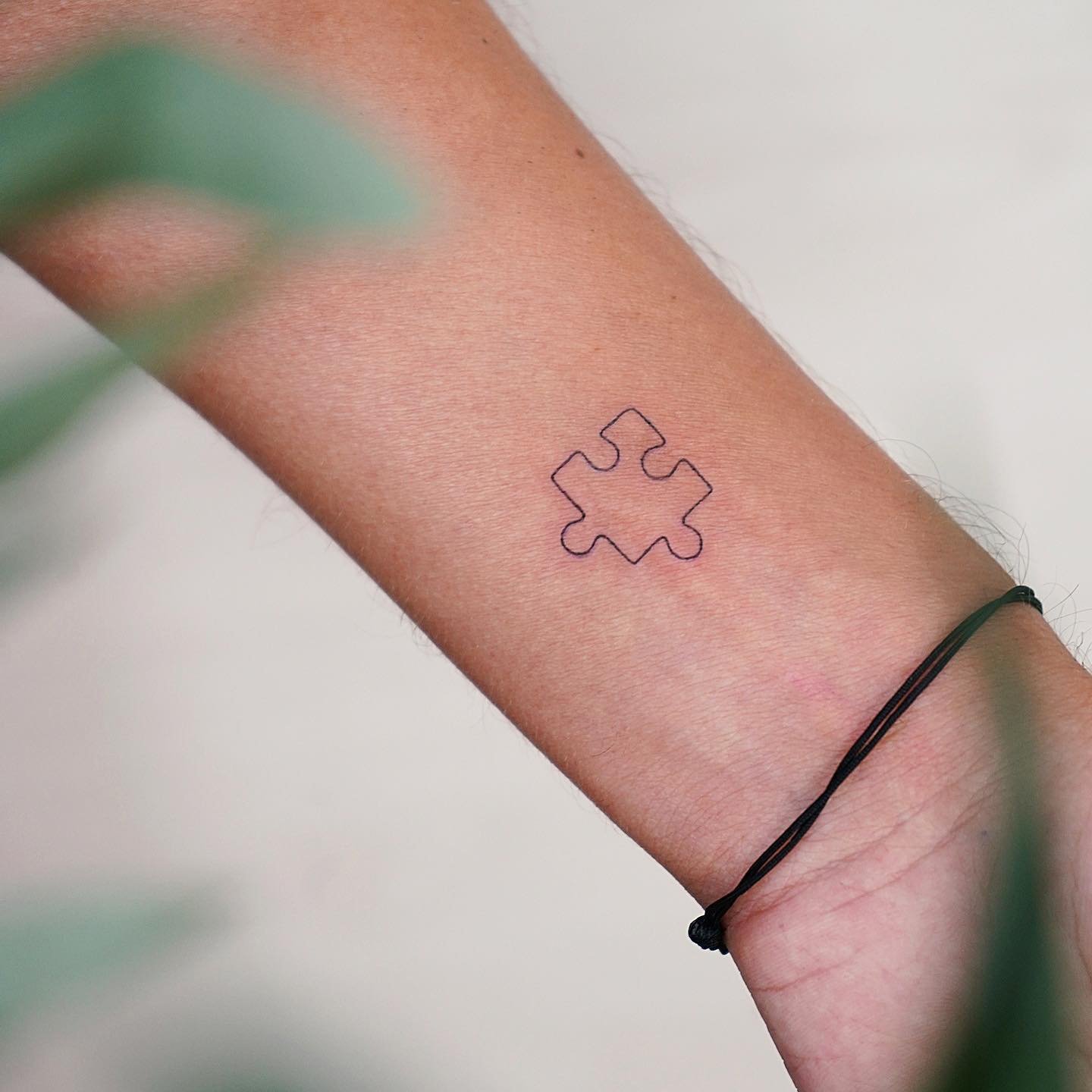 Tatuaje de diseño en antebrazo, línea fina Sinkply Madrid