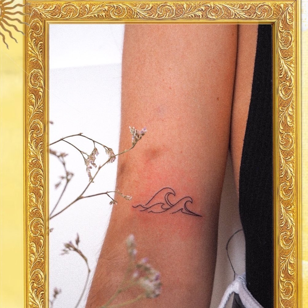 Tatuaje de diseño en antebrazo, línea fina Sinkply Madrid