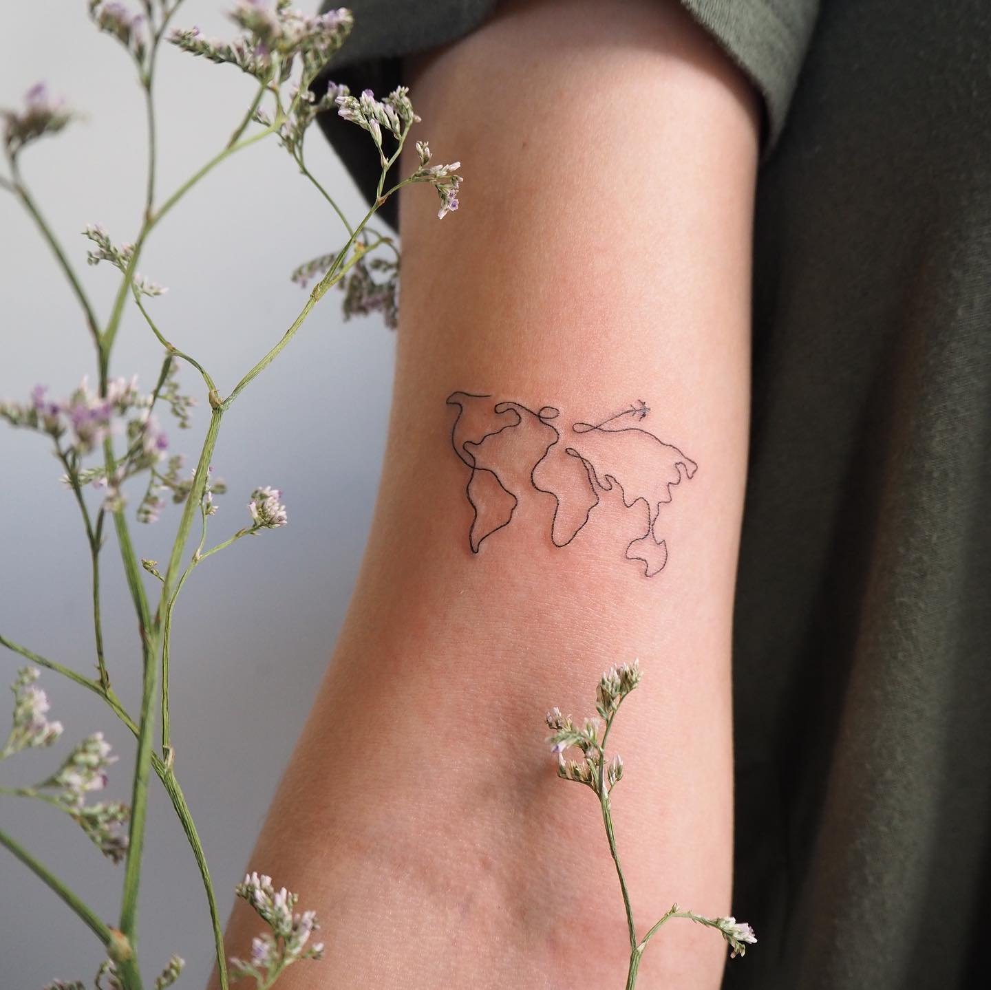 Tatuaje de diseño en antebrazo, línea fina Sinkply Madrid