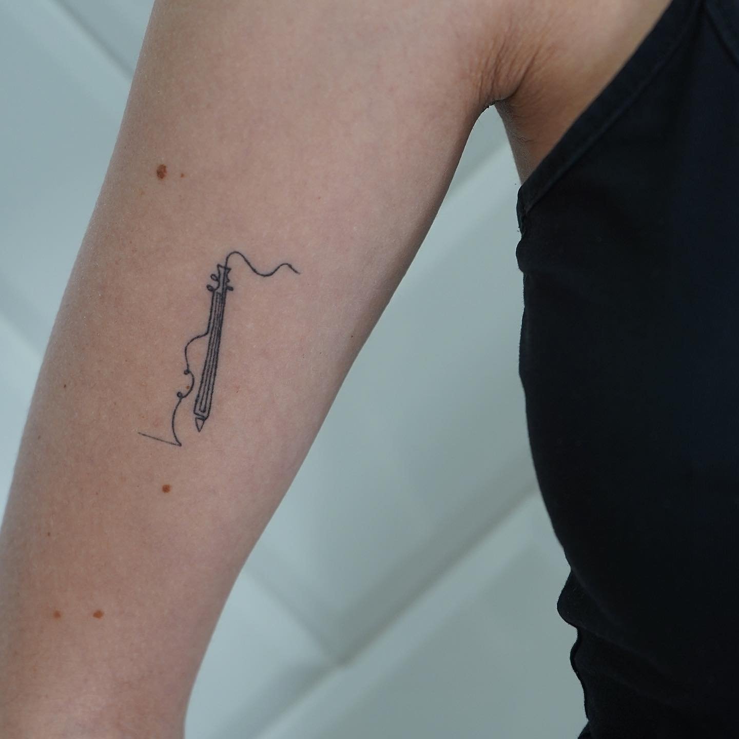 Tatuaje de diseño en antebrazo, línea fina Sinkply Madrid
