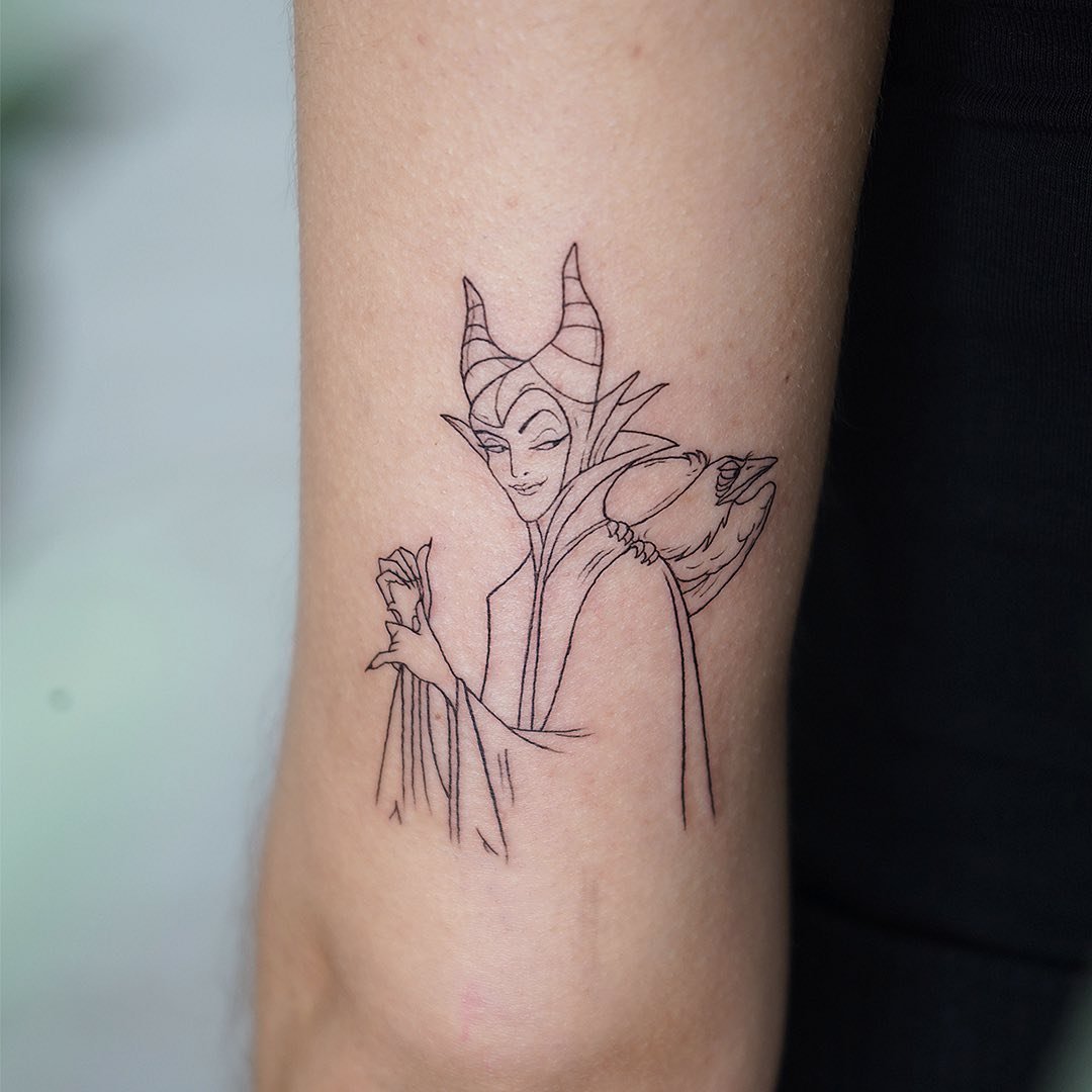 Tatuaje de diseño en antebrazo, línea fina Sinkply Madrid