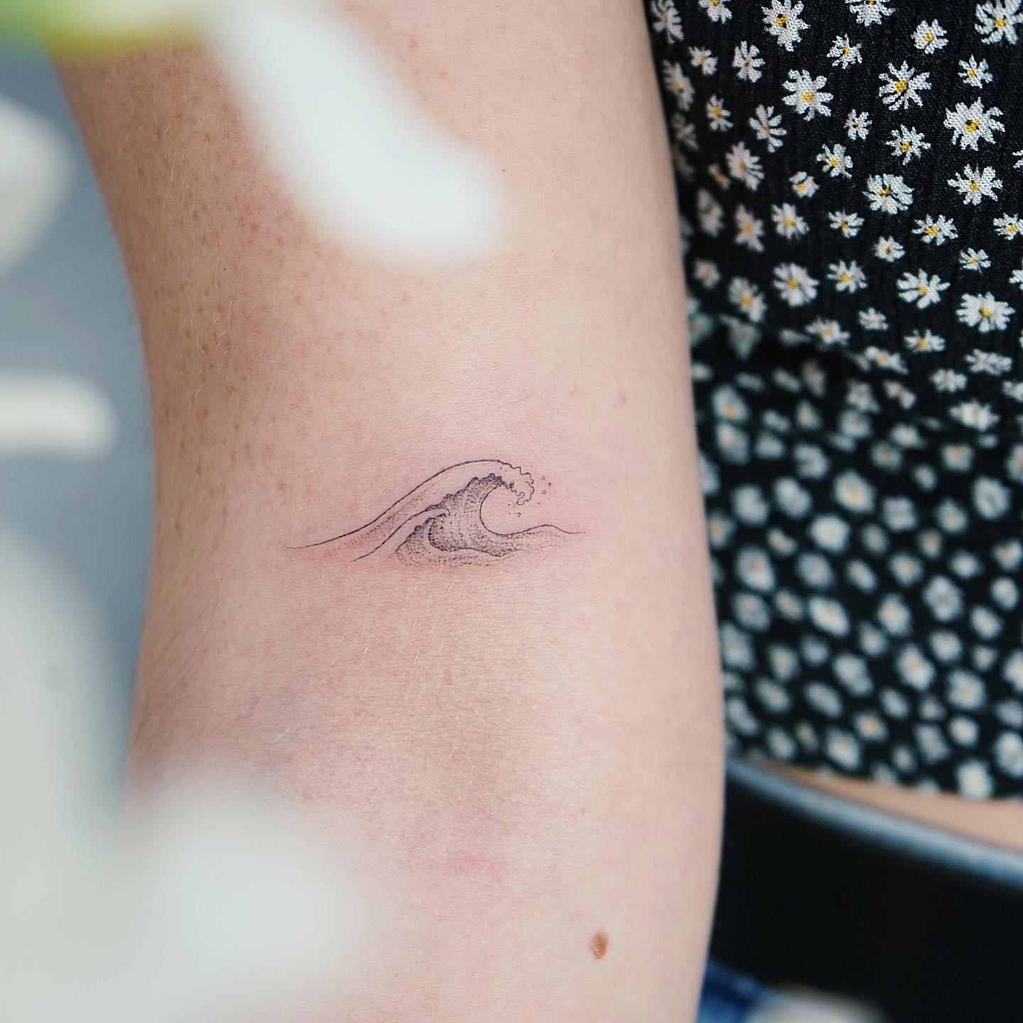 Tatuaje de diseño en antebrazo, línea fina Sinkply Madrid