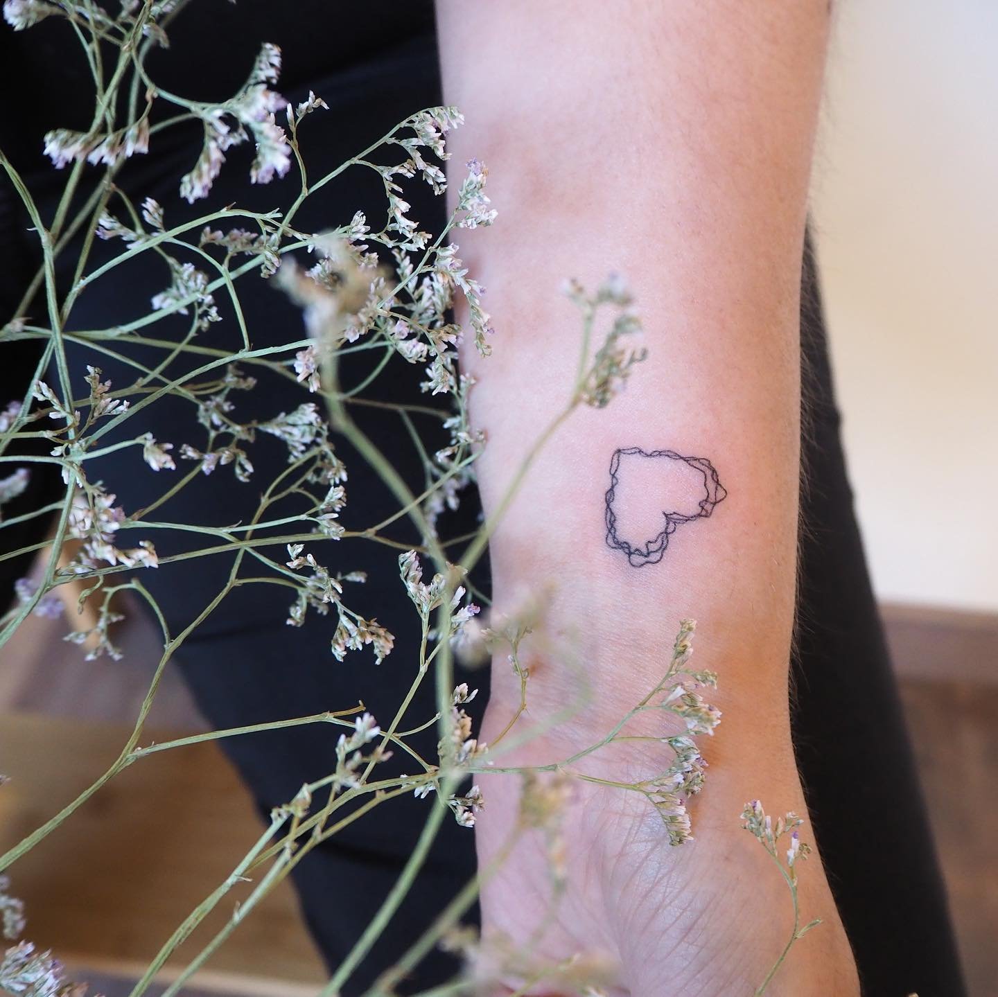 Tatuaje de diseño en antebrazo, línea fina Sinkply Madrid