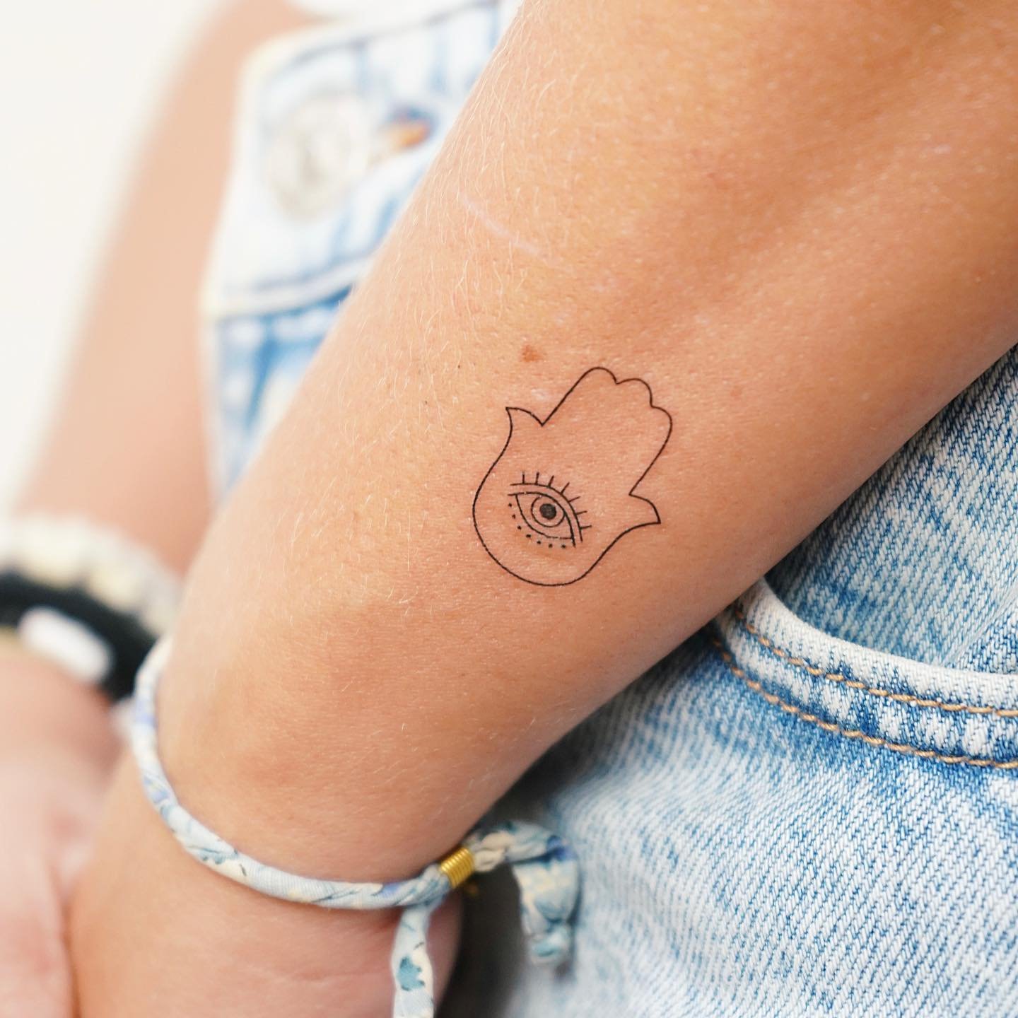 Tatuaje de diseño en antebrazo, línea fina Sinkply Madrid