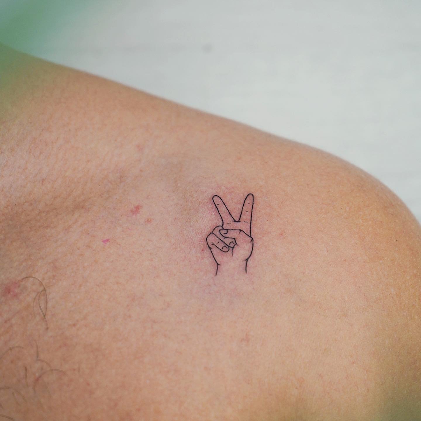Tatuaje de diseño en antebrazo, línea fina Sinkply Madrid