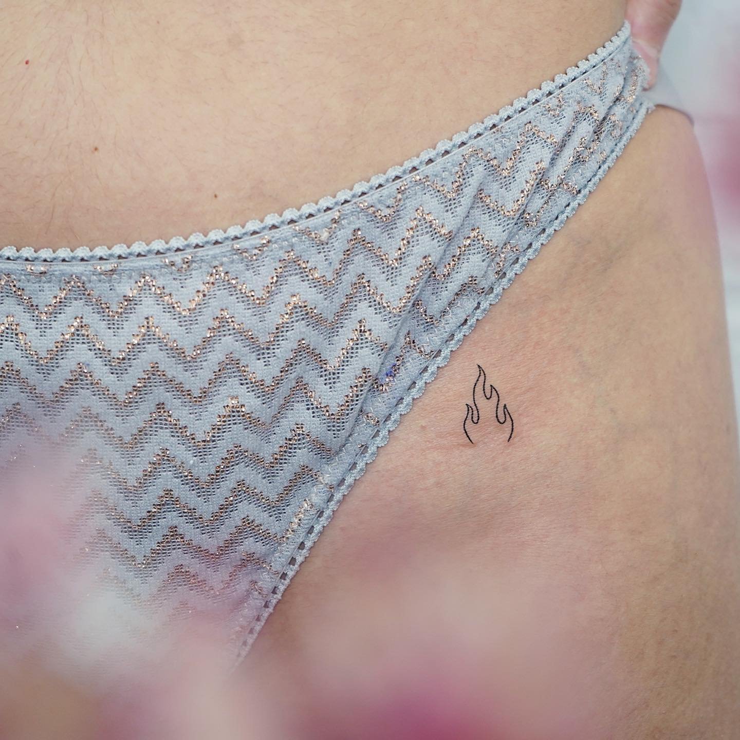 Tatuaje de diseño en antebrazo, línea fina Sinkply Madrid