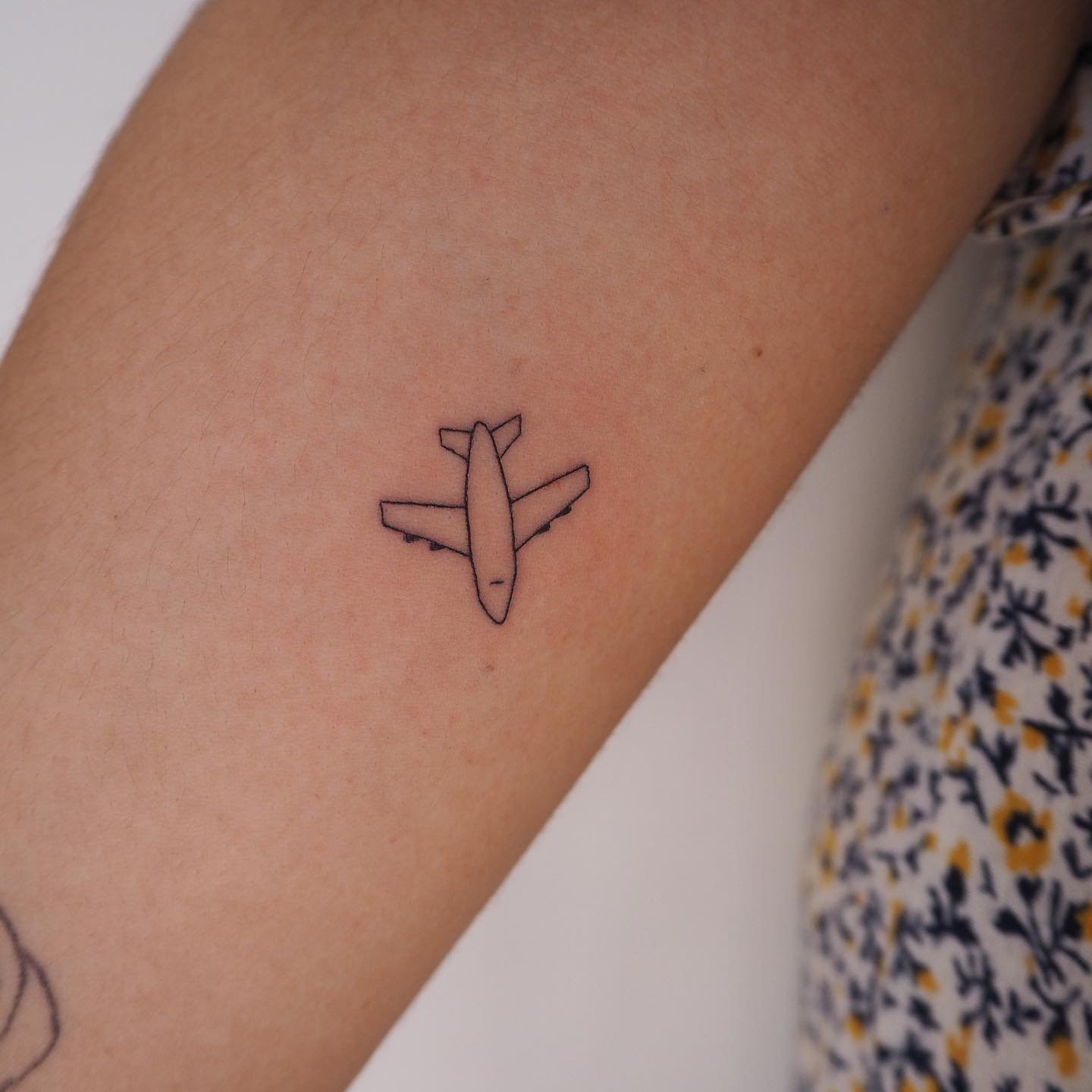 Tatuaje de diseño en antebrazo, línea fina Sinkply Madrid
