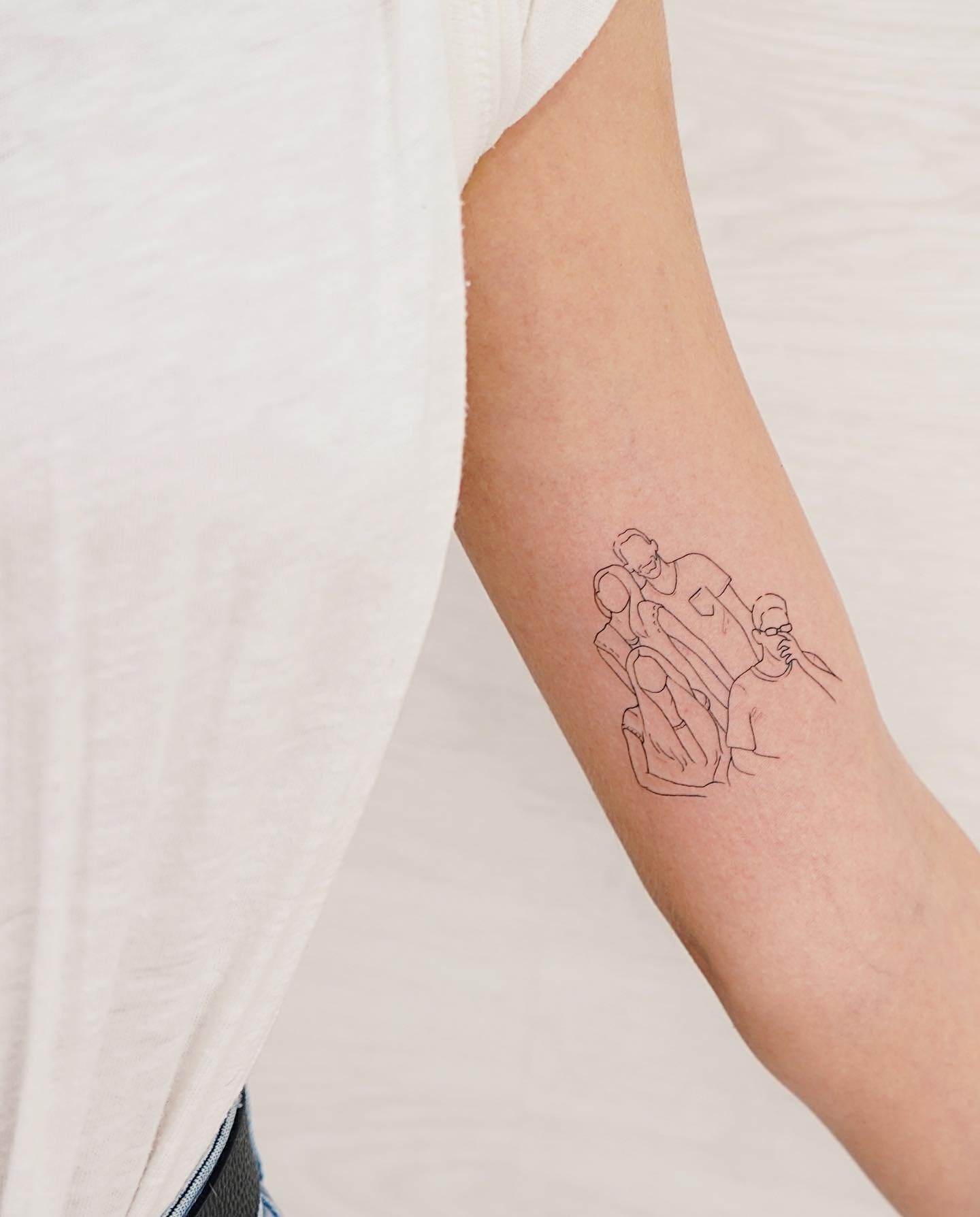 Tatuaje de diseño en antebrazo, línea fina Sinkply Madrid