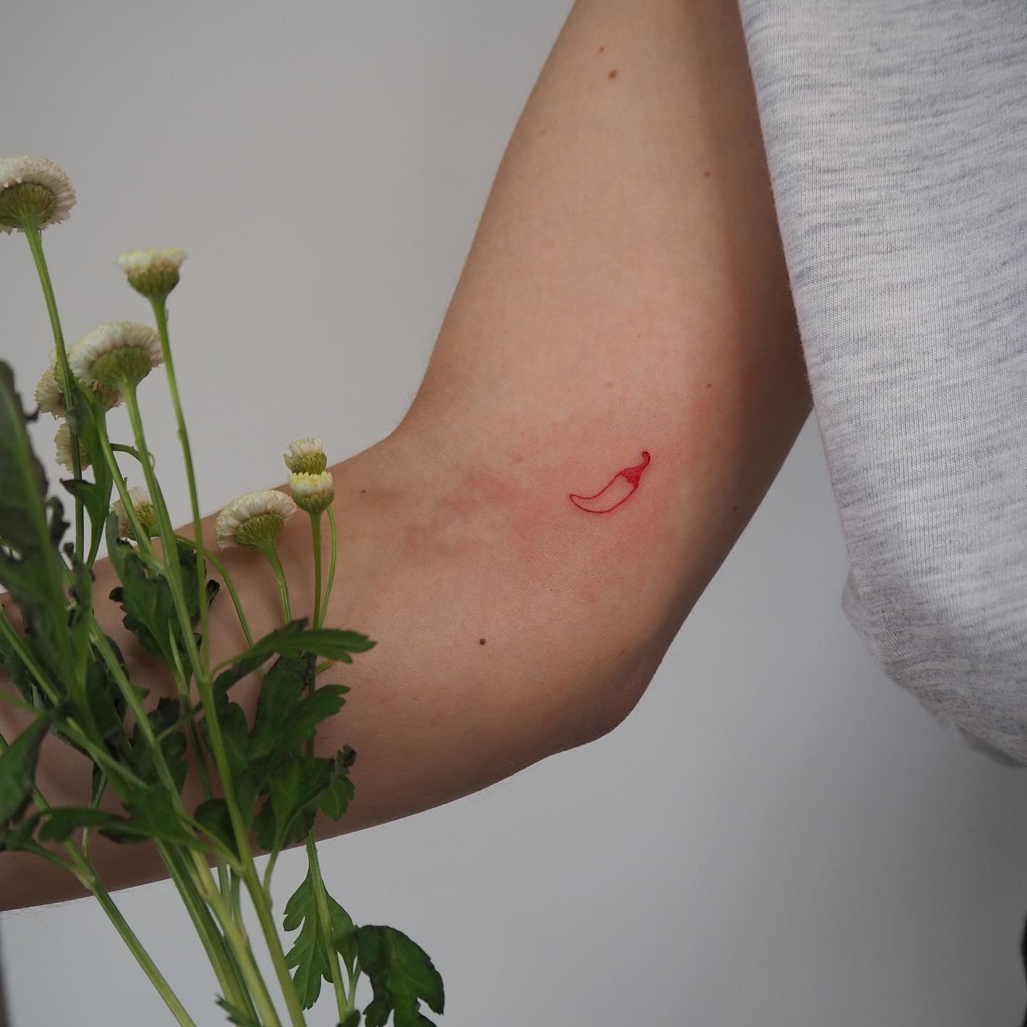 Tatuaje de diseño en antebrazo, línea fina Sinkply Madrid