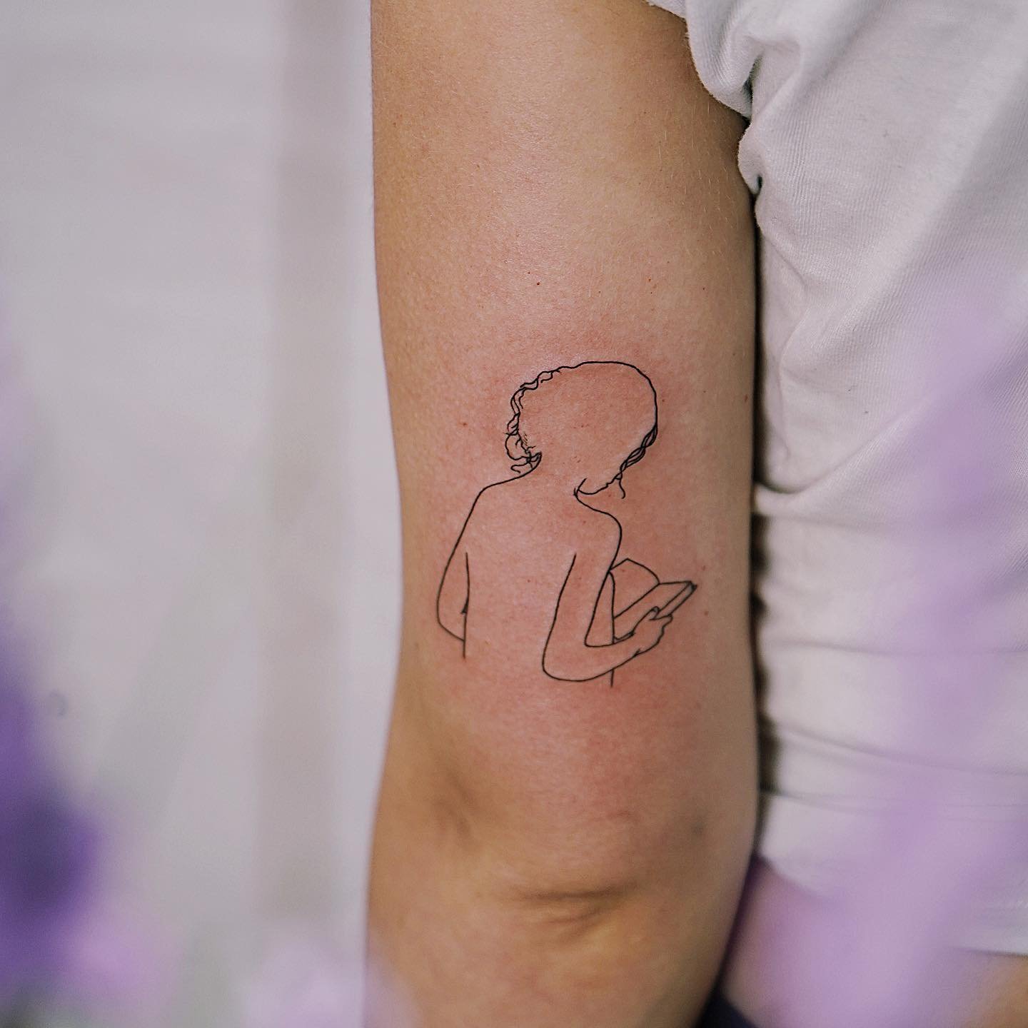Tatuaje de diseño en antebrazo, línea fina Sinkply Madrid