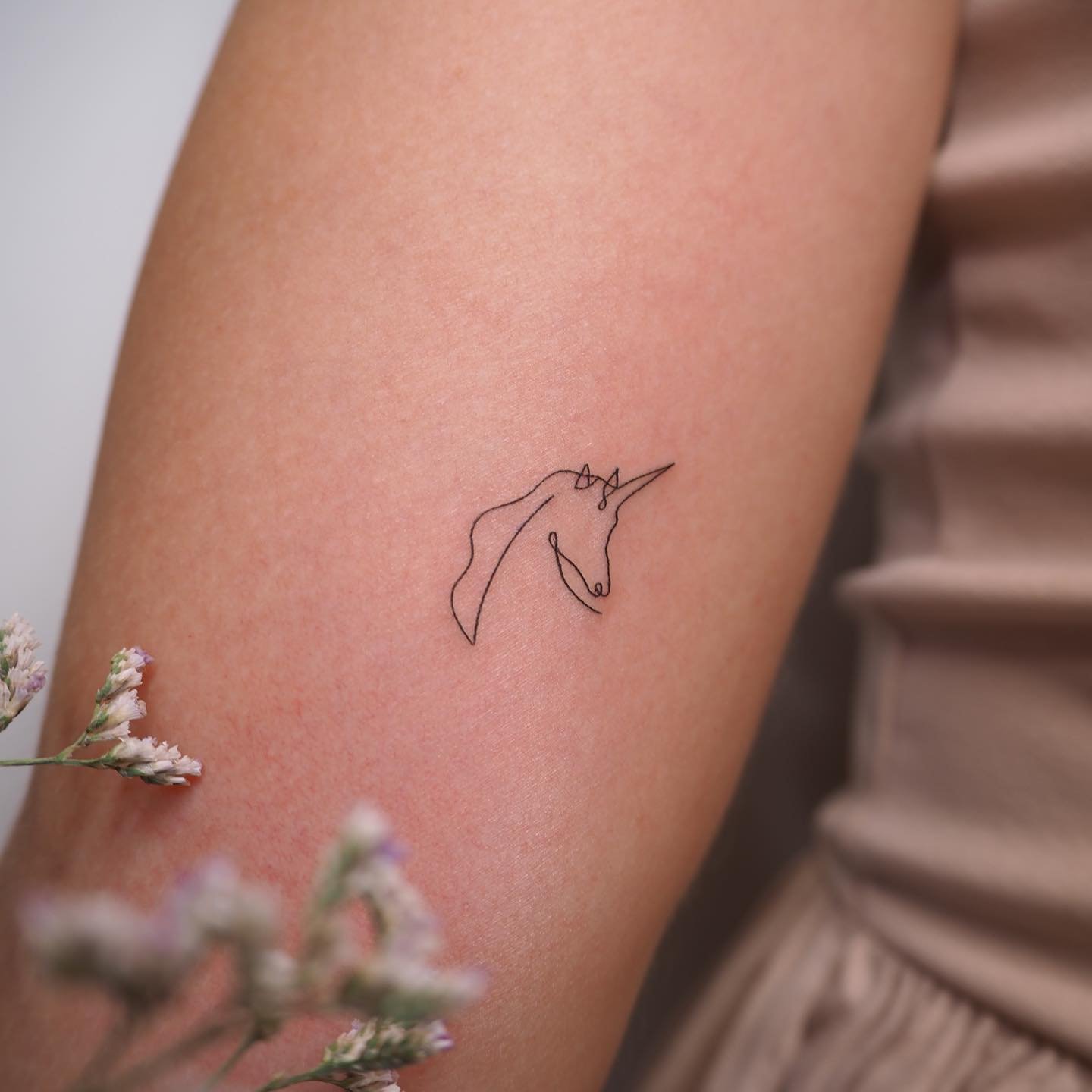 Tatuaje de diseño en antebrazo, línea fina Sinkply Madrid