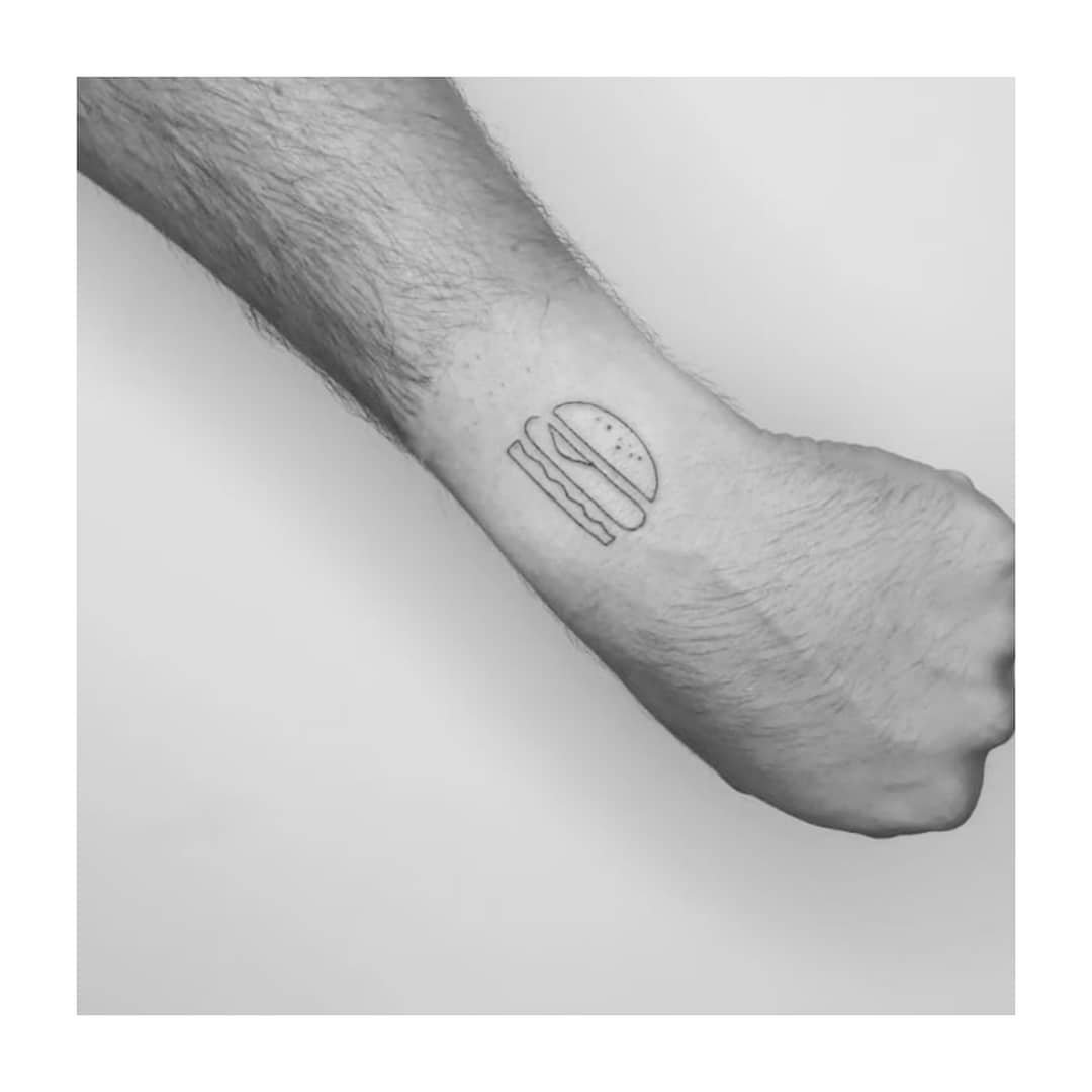 Tatuaje de diseño en antebrazo, línea fina Sinkply Madrid