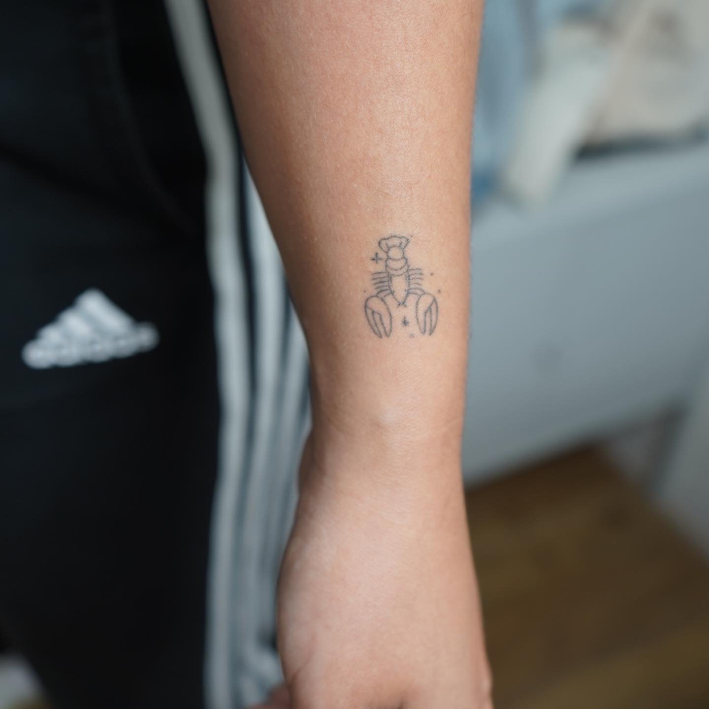 Tatuaje de diseño en antebrazo, línea fina Sinkply Madrid