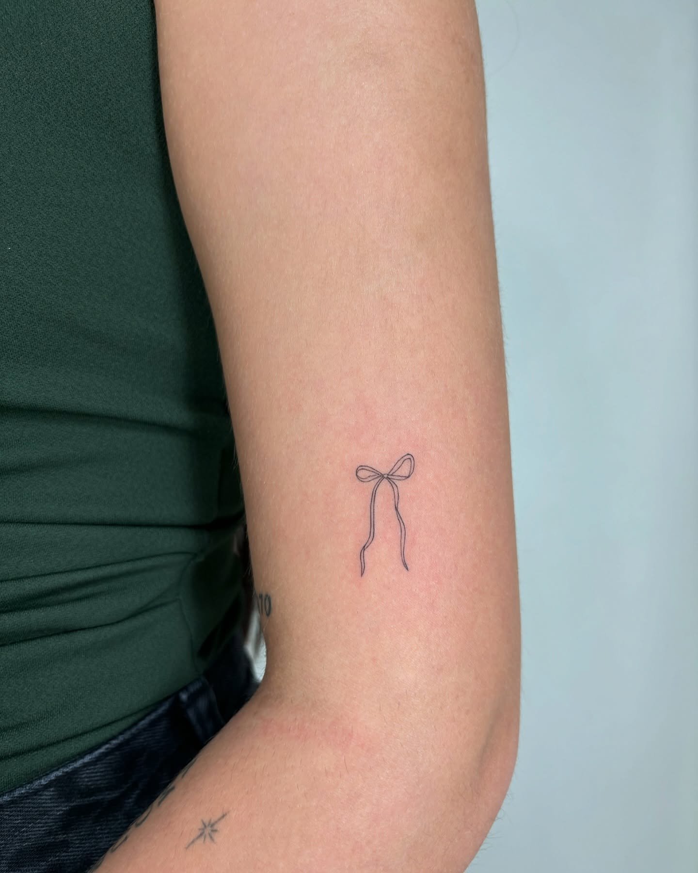 Tatuaje de diseño en antebrazo, línea fina Sinkply Madrid