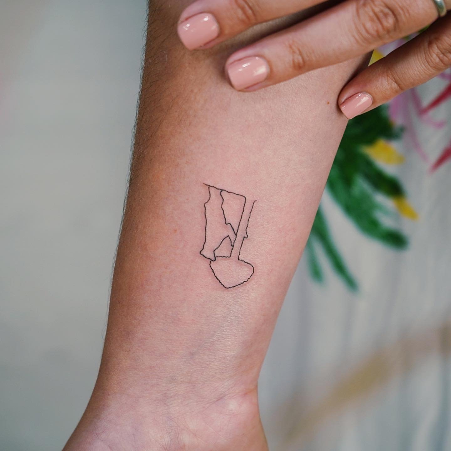Tatuaje de diseño en antebrazo, línea fina Sinkply Madrid
