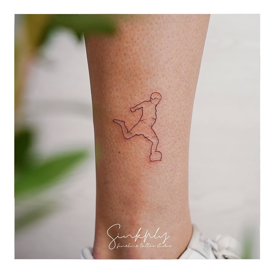 Tatuaje de diseño en antebrazo, línea fina Sinkply Madrid