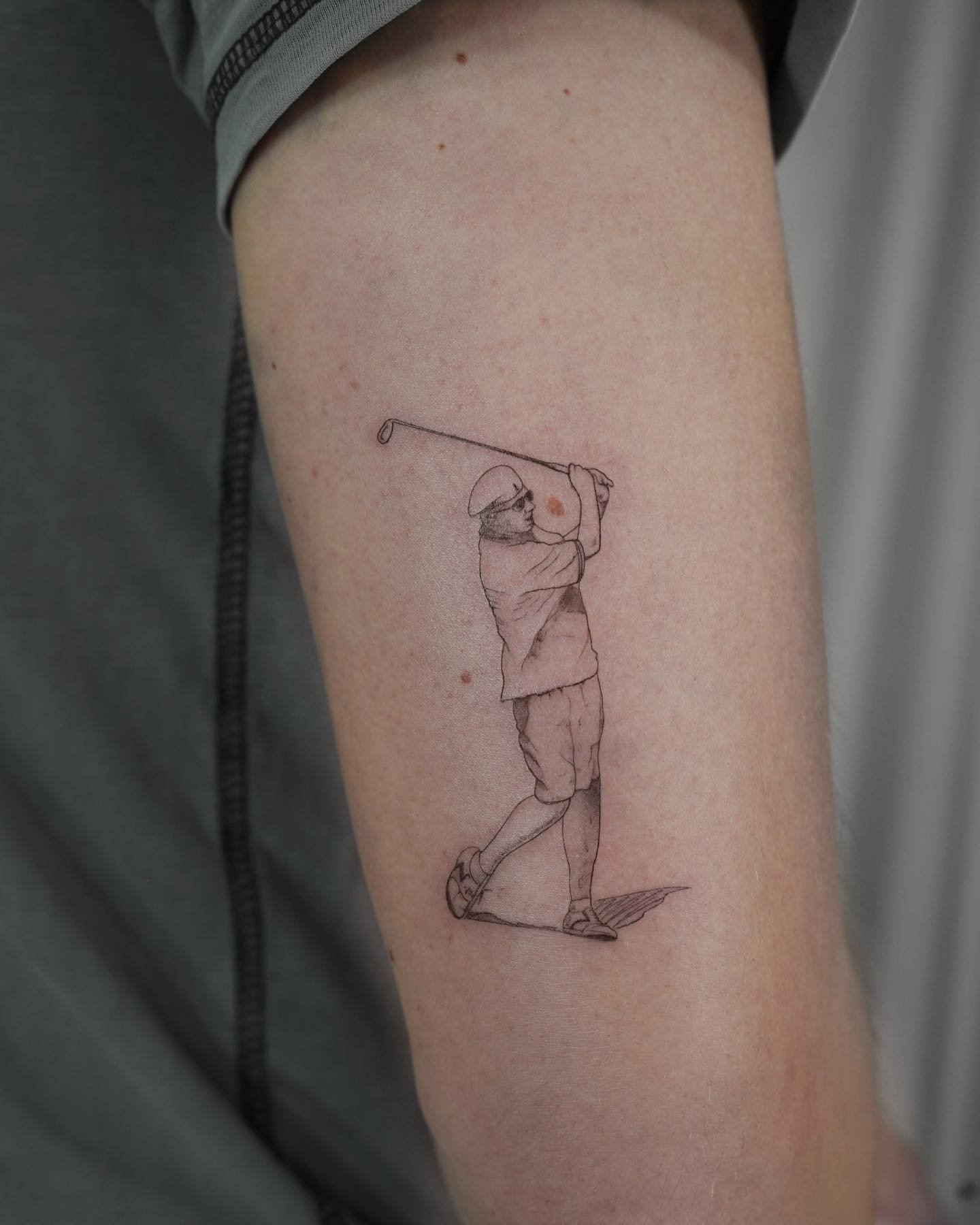 Tatuaje de diseño en antebrazo, línea fina Sinkply Madrid