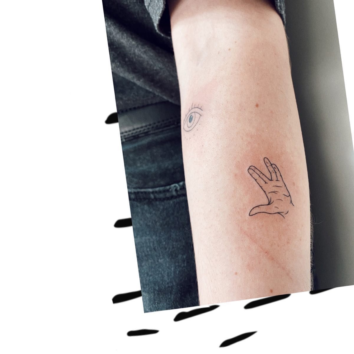 Tatuaje de diseño en antebrazo, línea fina Sinkply Madrid