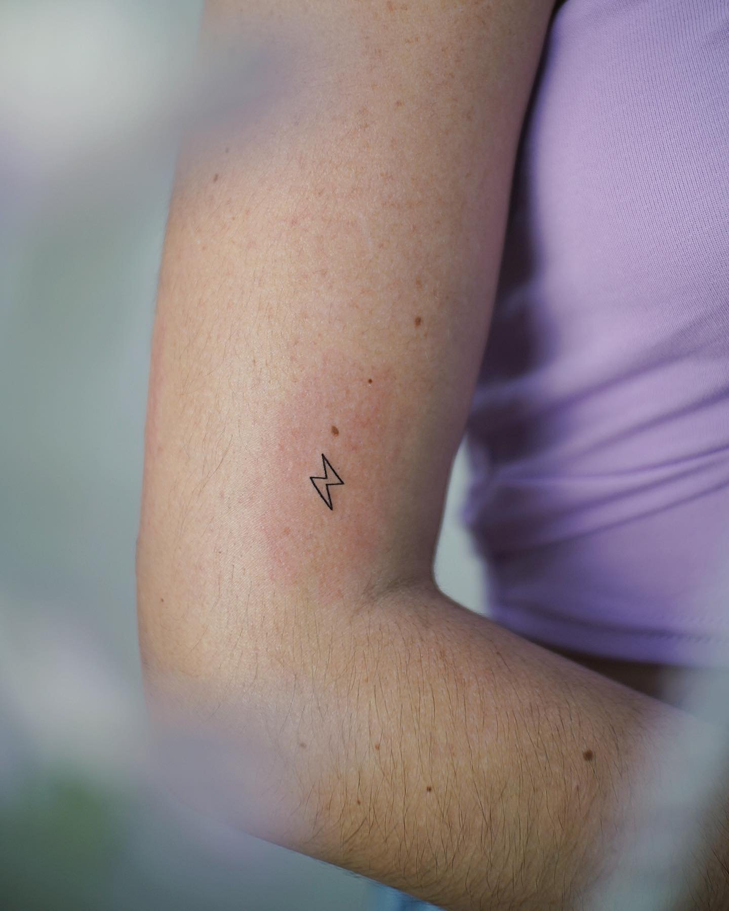 Tatuaje de diseño en antebrazo, línea fina Sinkply Madrid
