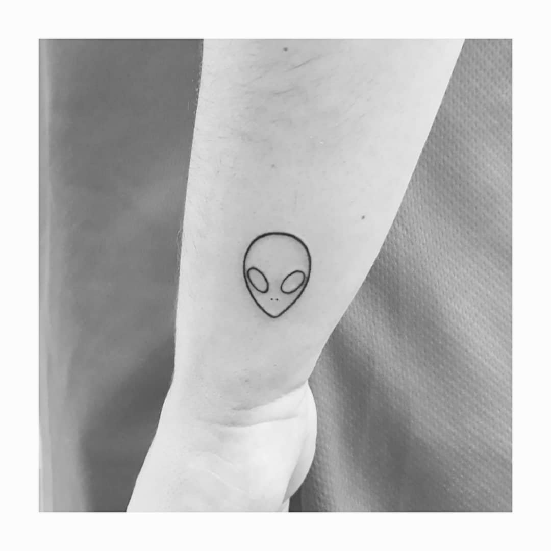 Tatuaje de diseño en antebrazo, línea fina Sinkply Madrid