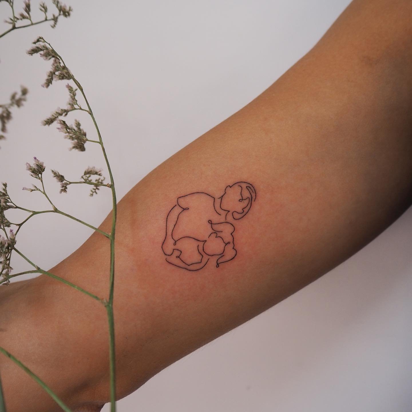 Tatuaje de diseño en antebrazo, línea fina Sinkply Madrid