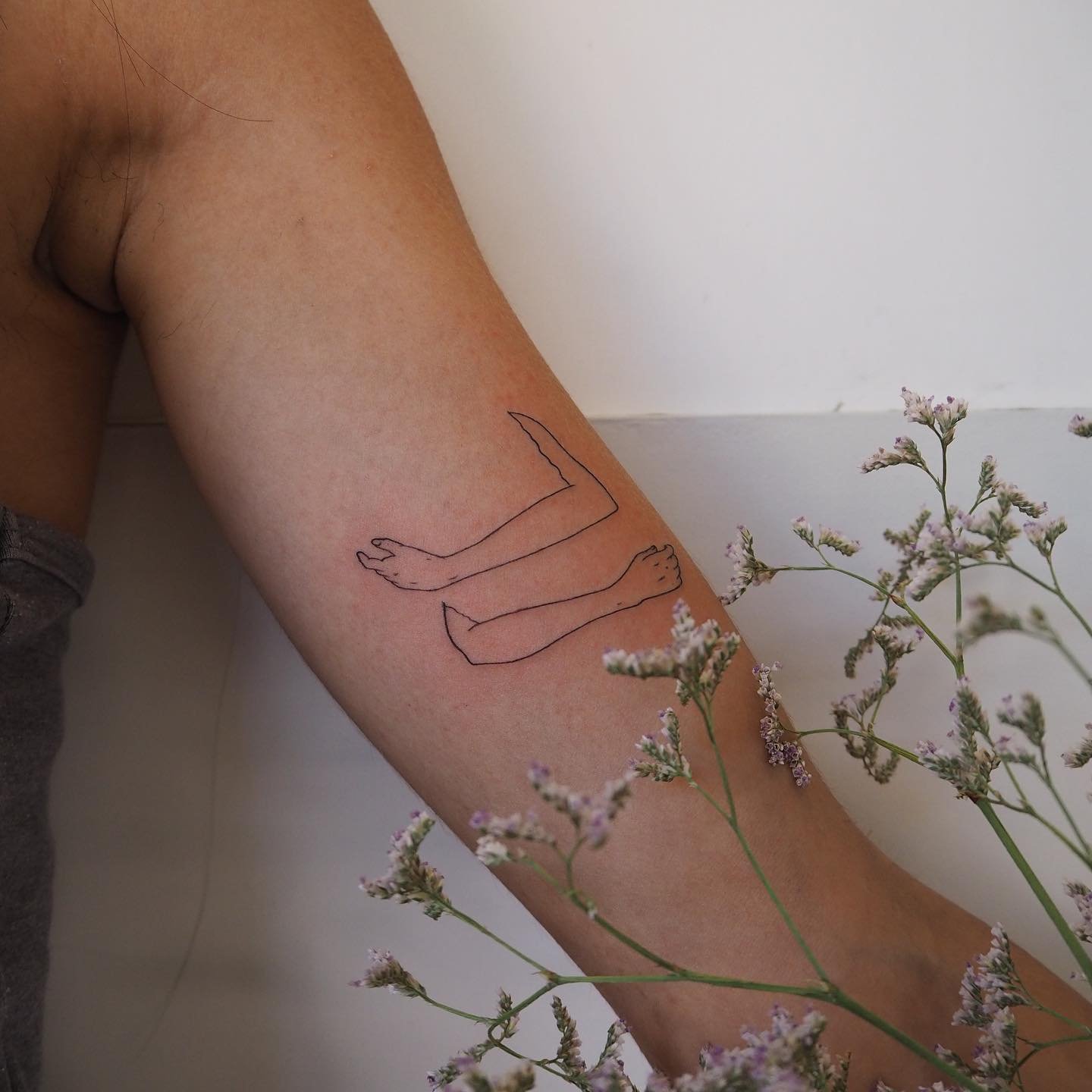Tatuaje de diseño en antebrazo, línea fina Sinkply Madrid