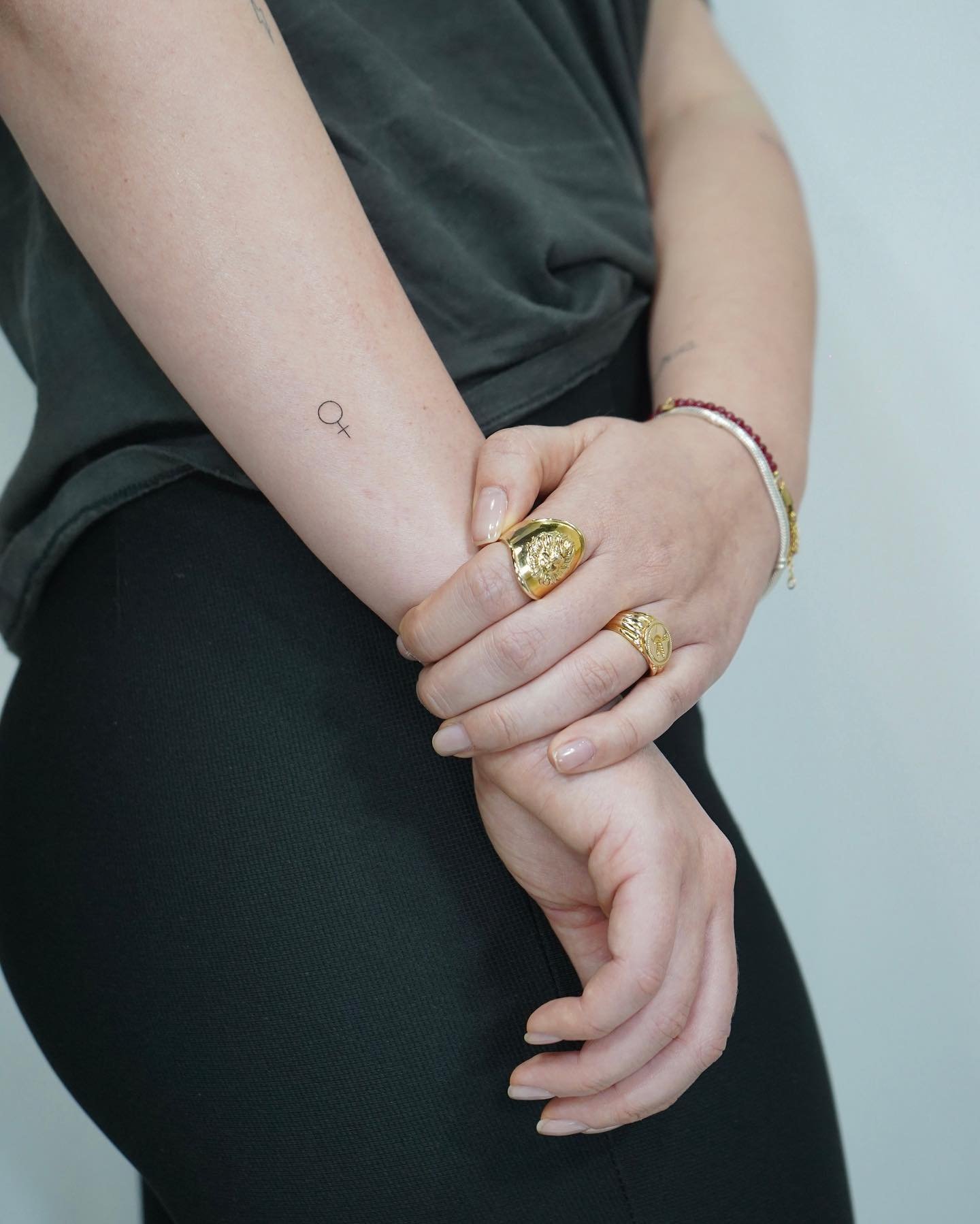 Tatuaje de diseño en antebrazo, línea fina Sinkply Madrid