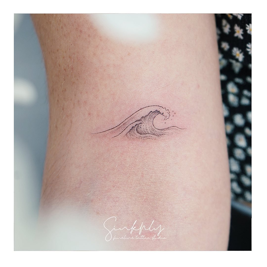 Tatuaje de diseño en antebrazo, línea fina Sinkply Madrid