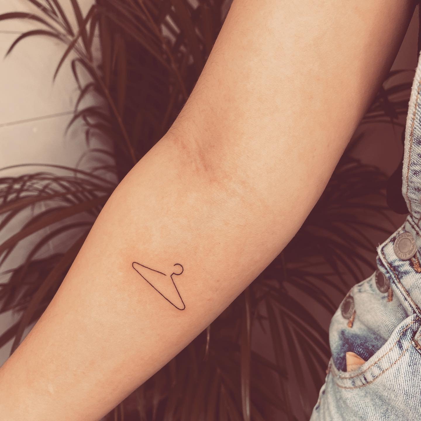 Tatuaje de diseño en antebrazo, línea fina Sinkply Madrid