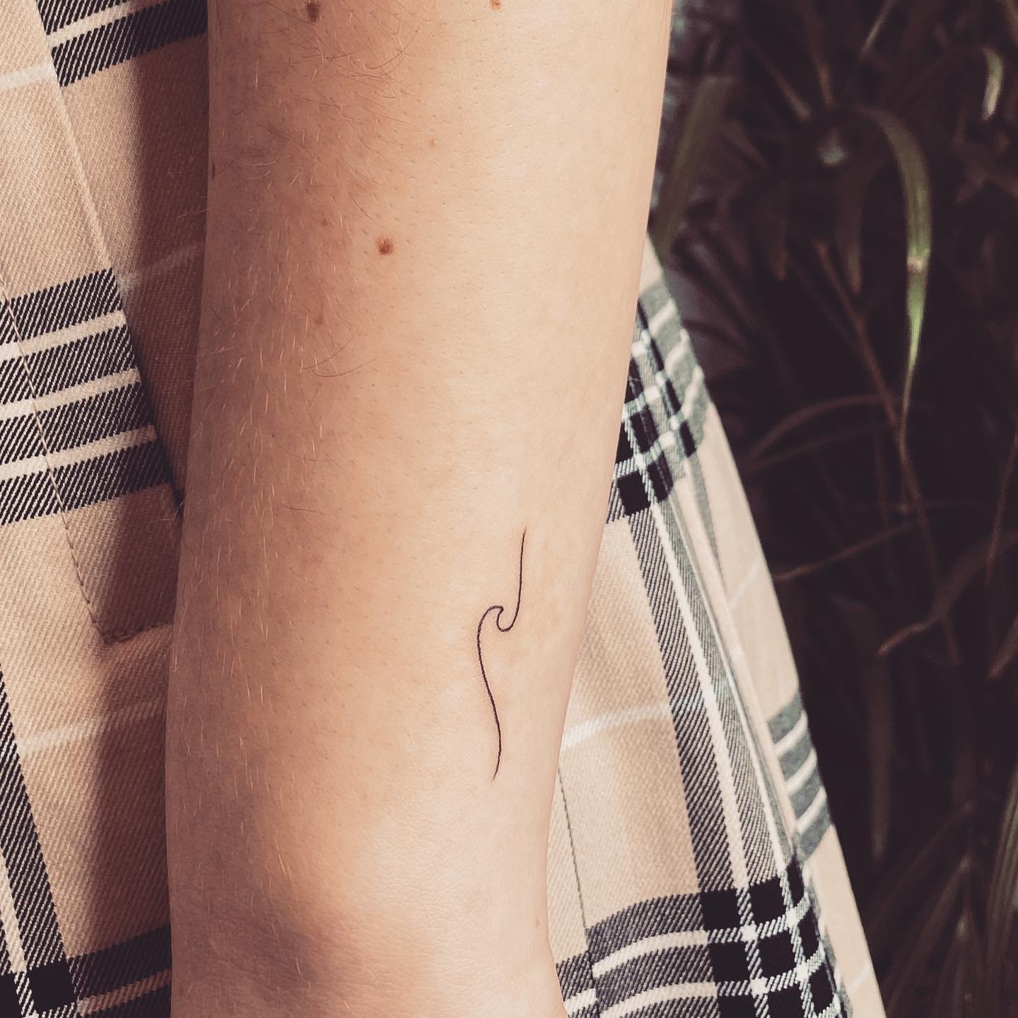 Tatuaje de diseño en antebrazo, línea fina Sinkply Madrid