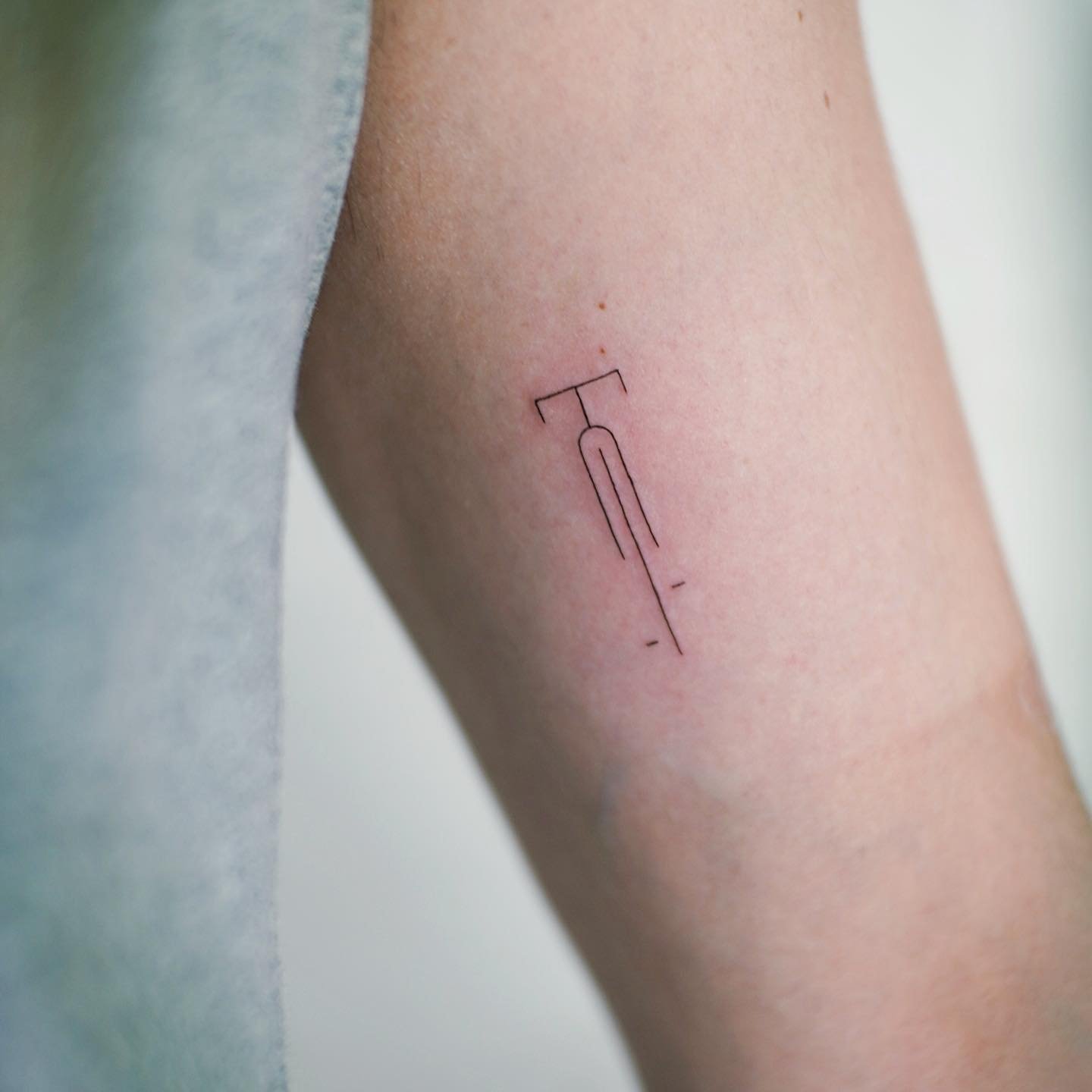 Tatuaje de diseño en antebrazo, línea fina Sinkply Madrid