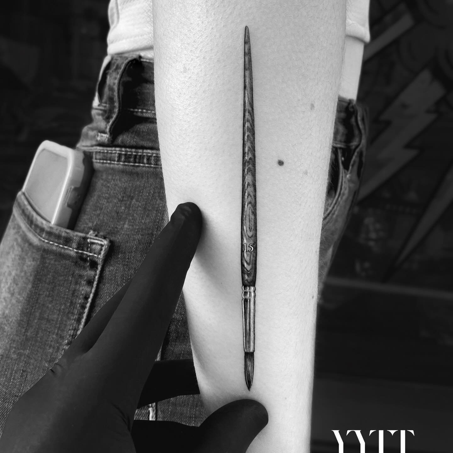 Tatuaje de diseño en antebrazo, línea fina Sinkply Madrid