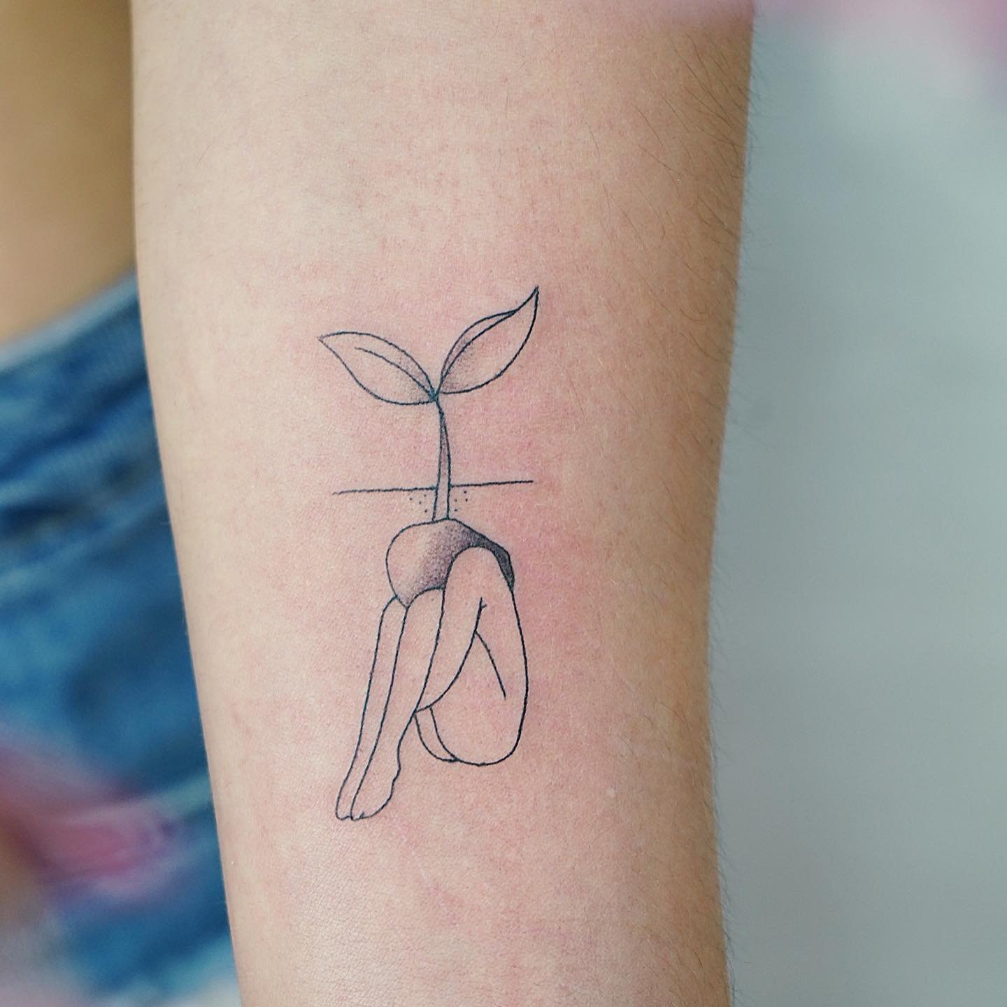Tatuaje de diseño en antebrazo, línea fina Sinkply Madrid