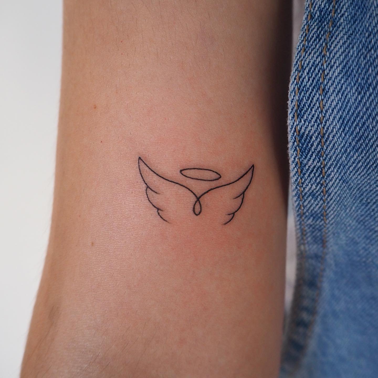 Tatuaje de diseño en antebrazo, línea fina Sinkply Madrid