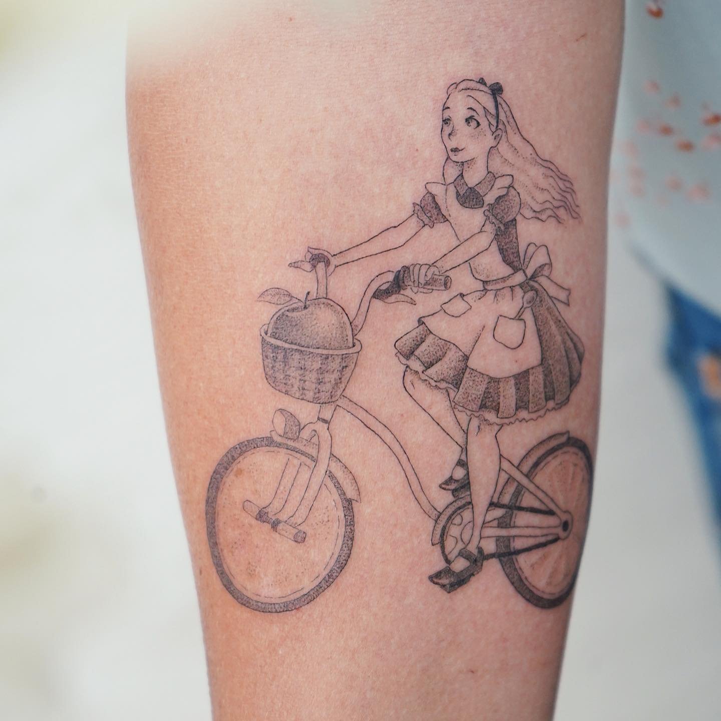 Tatuaje de diseño en antebrazo, línea fina Sinkply Madrid