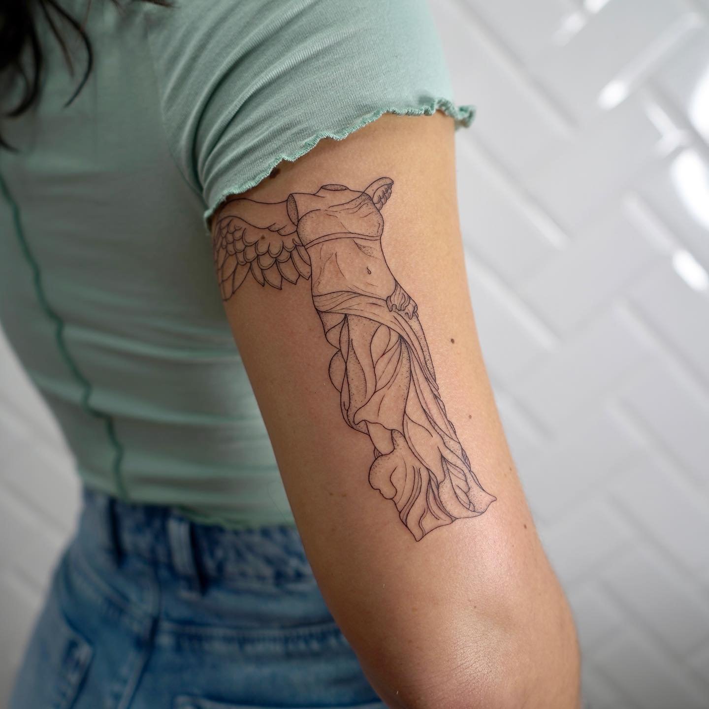 Tatuaje de diseño en antebrazo, línea fina Sinkply Madrid