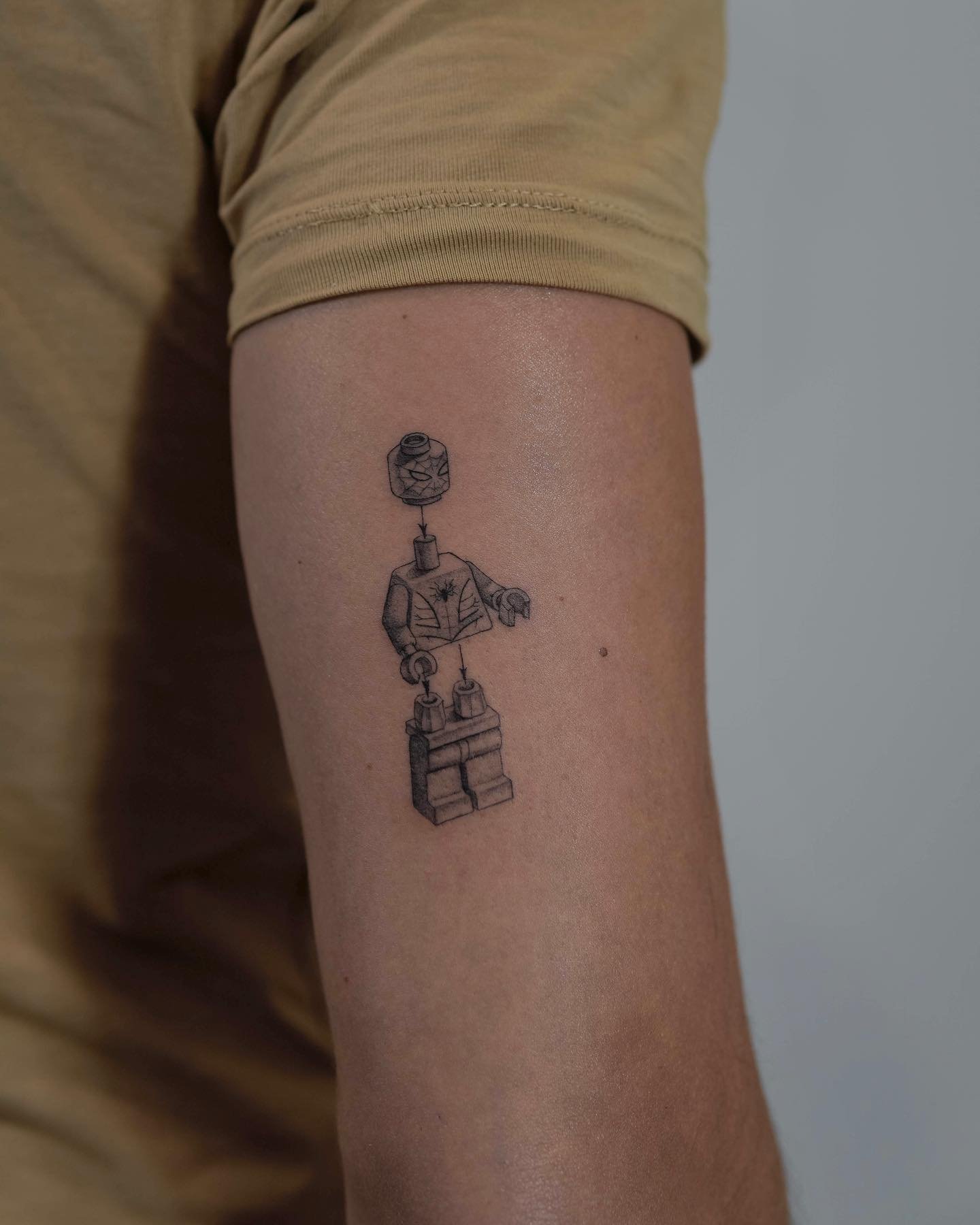 Tatuaje de diseño en antebrazo, línea fina Sinkply Madrid