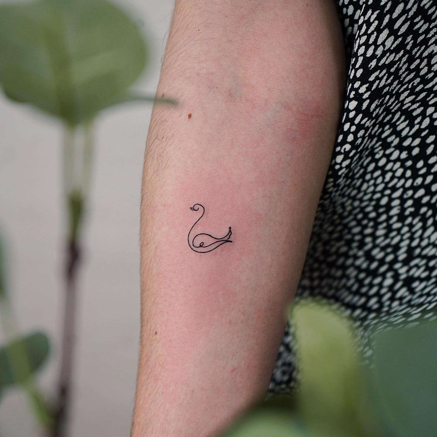 Tatuaje de diseño en antebrazo, línea fina Sinkply Madrid