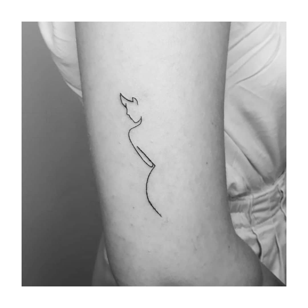 Tatuaje de diseño en antebrazo, línea fina Sinkply Madrid