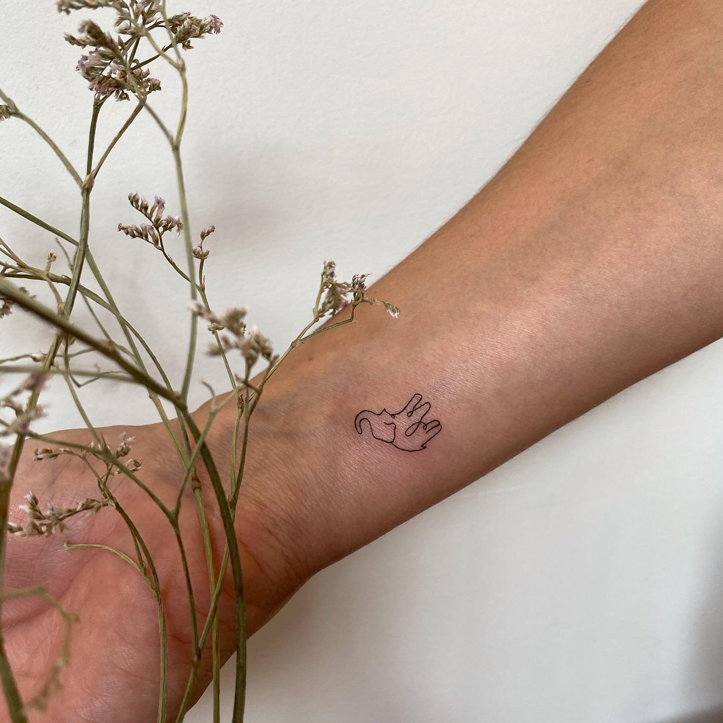 Tatuaje de diseño en antebrazo, línea fina Sinkply Madrid