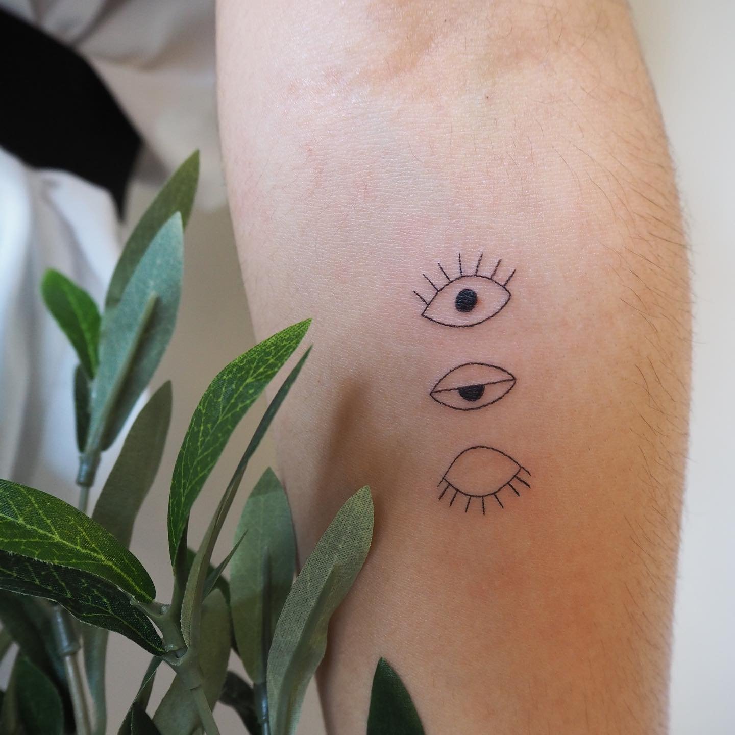 Tatuaje de diseño en antebrazo, línea fina Sinkply Madrid