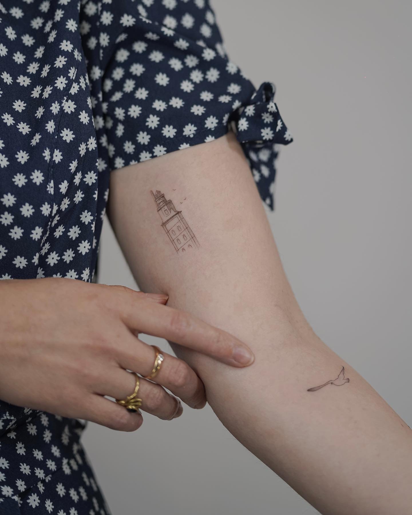 Tatuaje de diseño en antebrazo, línea fina Sinkply Madrid